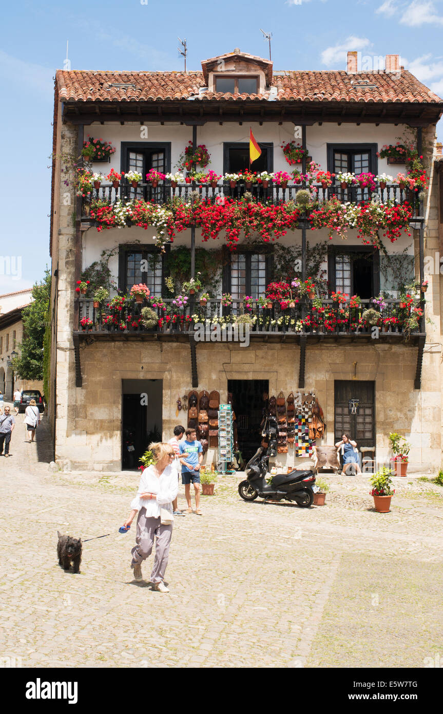 Traditionelles Haus mit hängenden Körbe und Blumen Santillana del Mar, Kantabrien, Spanien, Europa Stockfoto