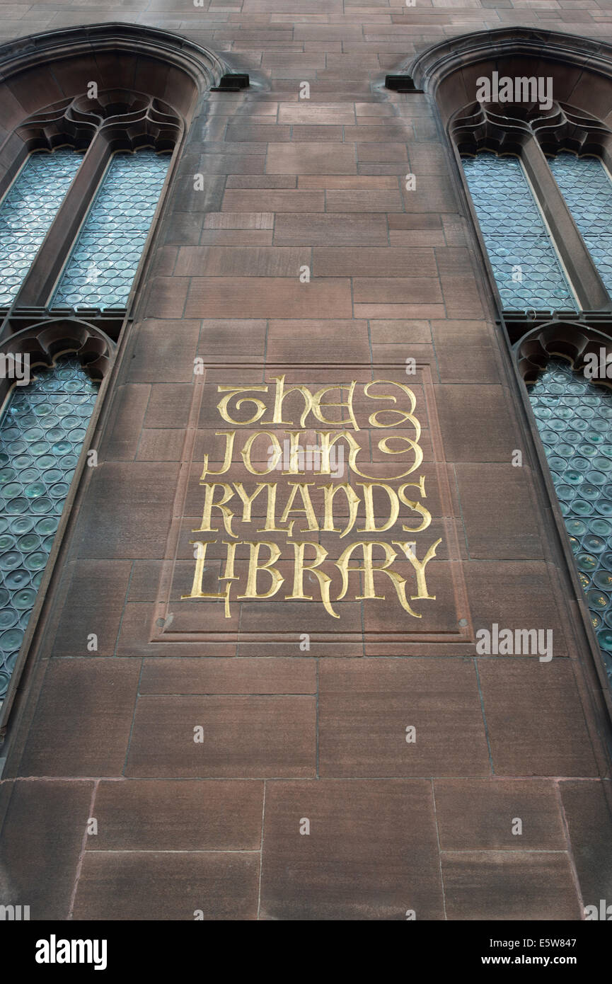 Die Beschilderung von der historischen John Rylands Library aufbauend auf Deansgate in Manchester eröffnet im Jahre 1900 (nur zur redaktionellen Verwendung) Stockfoto