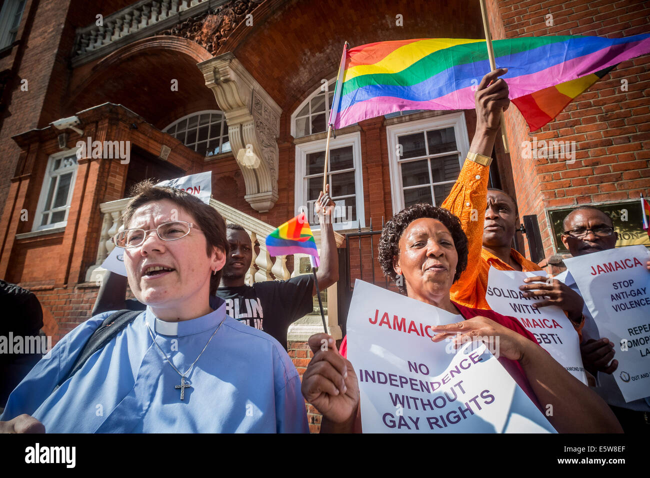 London, UK. 6. August 2014. LGBT-Protest, "Anti-Homosexuellen Gesetz außerhalb jamaikanischen Hochkommissariat Credit aufzuheben": Guy Corbishley/Alamy Live-Nachrichten Stockfoto