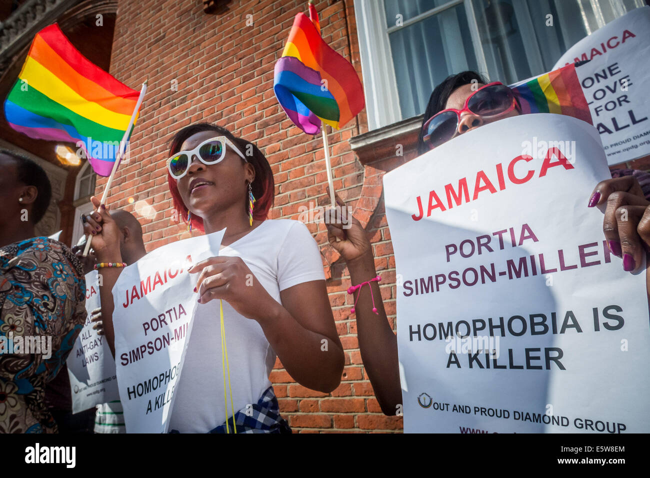 London, UK. 6. August 2014. LGBT-Protest, "Anti-Homosexuellen Gesetz außerhalb jamaikanischen Hochkommissariat Credit aufzuheben": Guy Corbishley/Alamy Live-Nachrichten Stockfoto