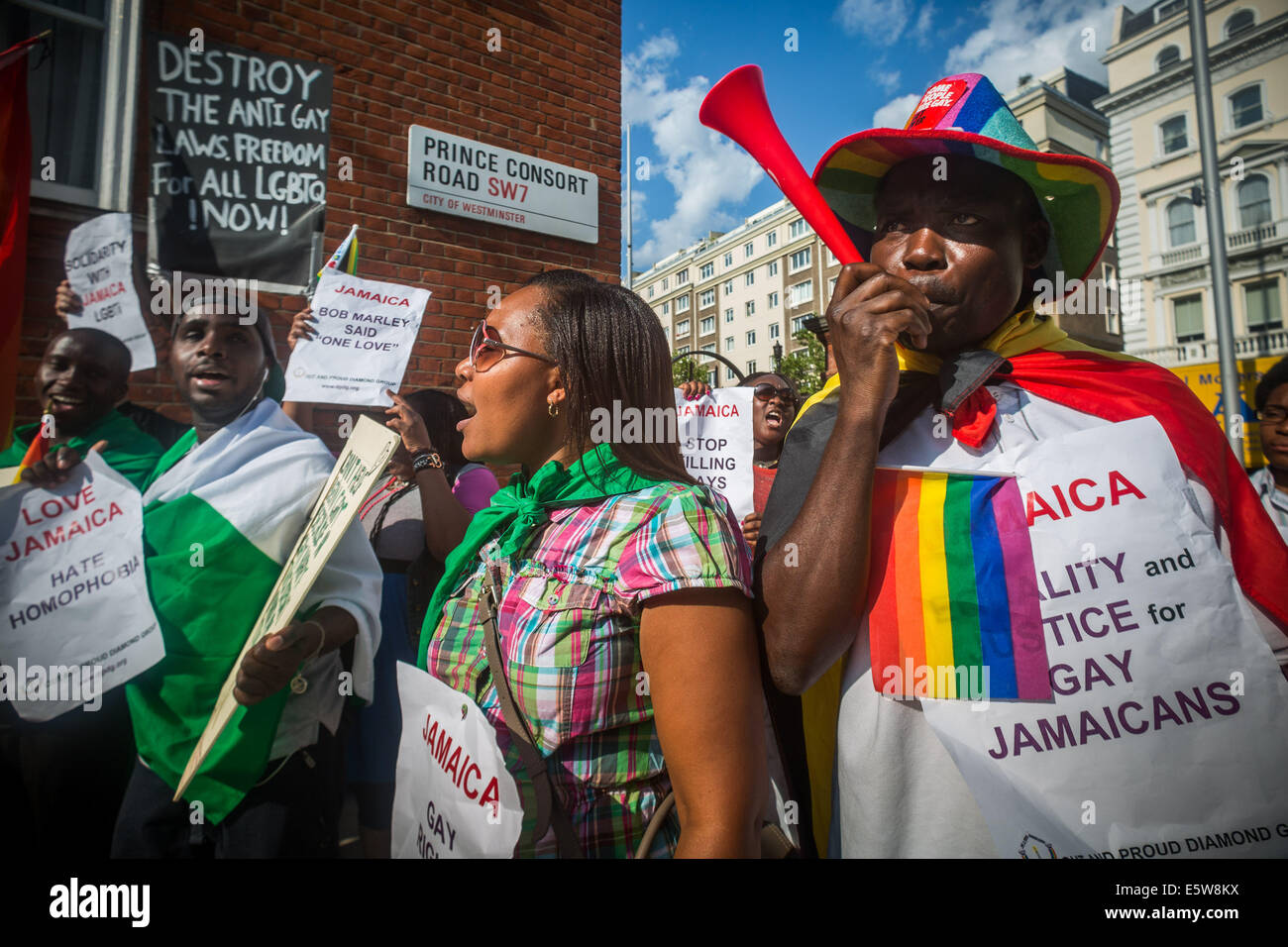 London, UK. 6. August 2014. LGBT-Protest, "Anti-Homosexuellen Gesetz außerhalb jamaikanischen Hochkommissariat Credit aufzuheben": Guy Corbishley/Alamy Live-Nachrichten Stockfoto