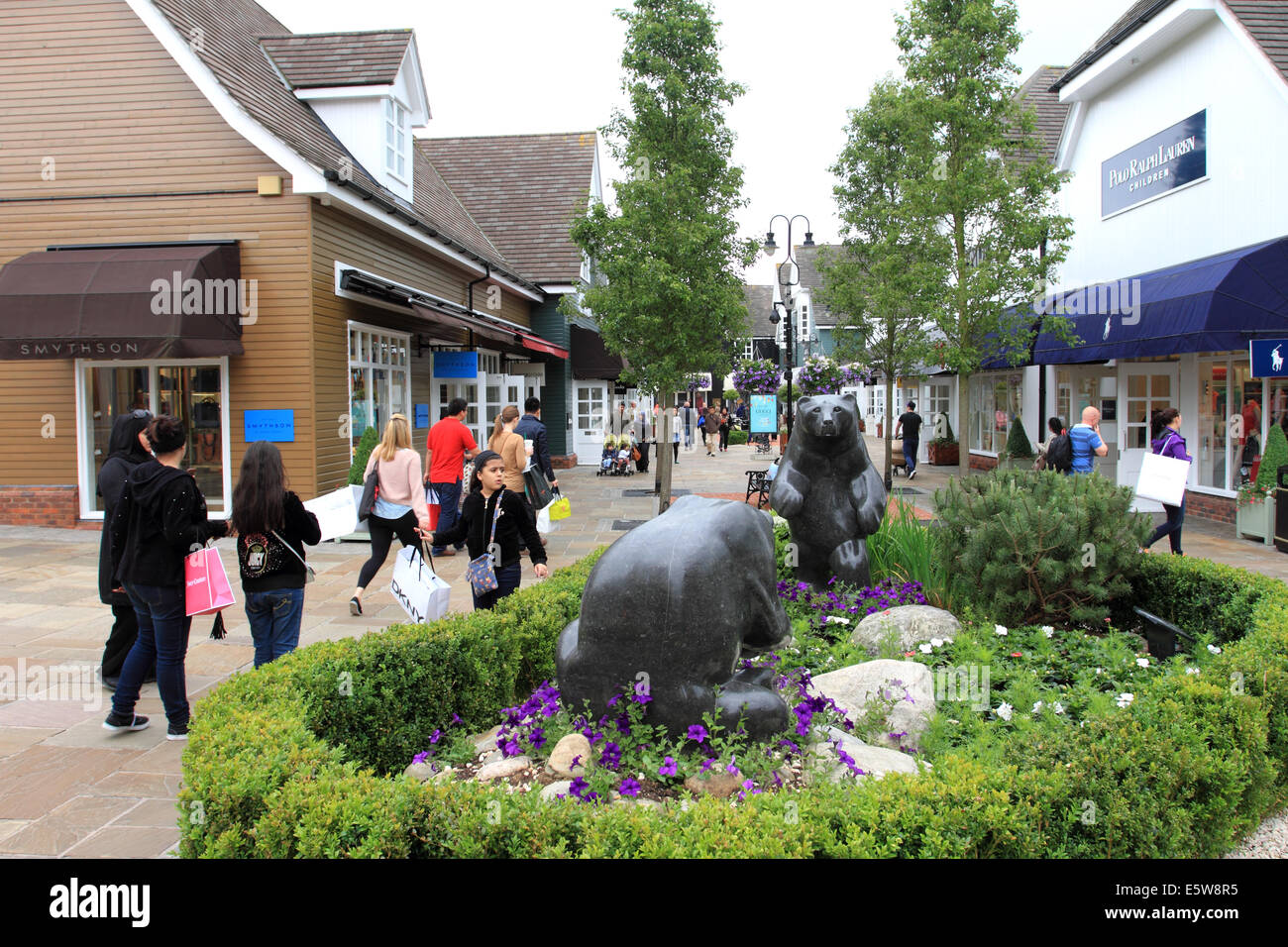 Tourist-shopping in Maasmechelen Village, Markenshops, chinesische Touristen, unter Bild, Gepäck, Oxford, UK Stockfoto