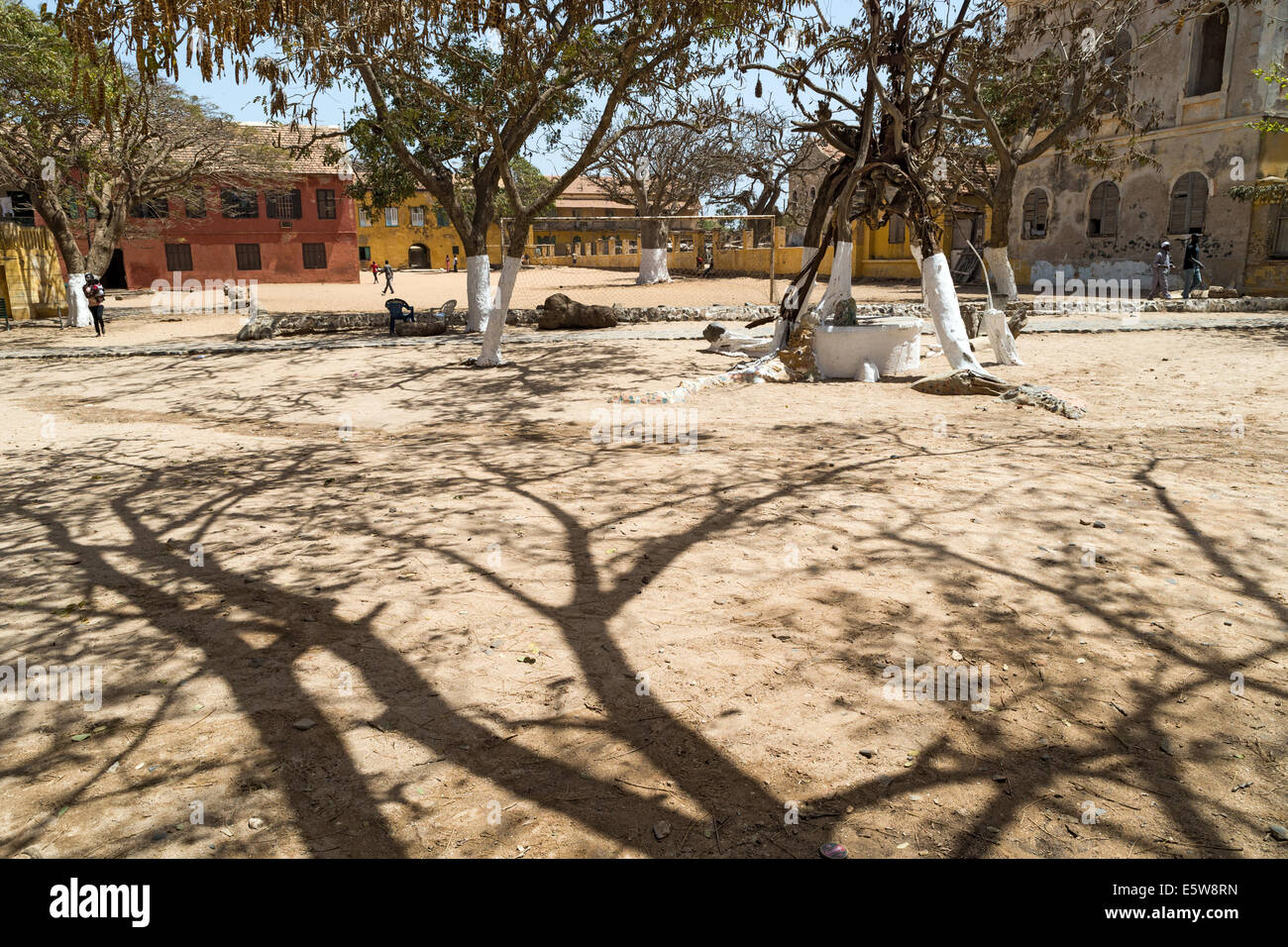 Fußballplatz & plaza, Goree Island, UNESCO-Stätte vor Dakar, Senegal Stockfoto