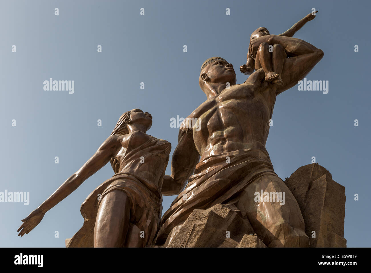 Afrikanisches Renaissance-Denkmal, Dakar, Senegal zum Gedenken an die Sklaverei, aus Kupfer Stockfoto