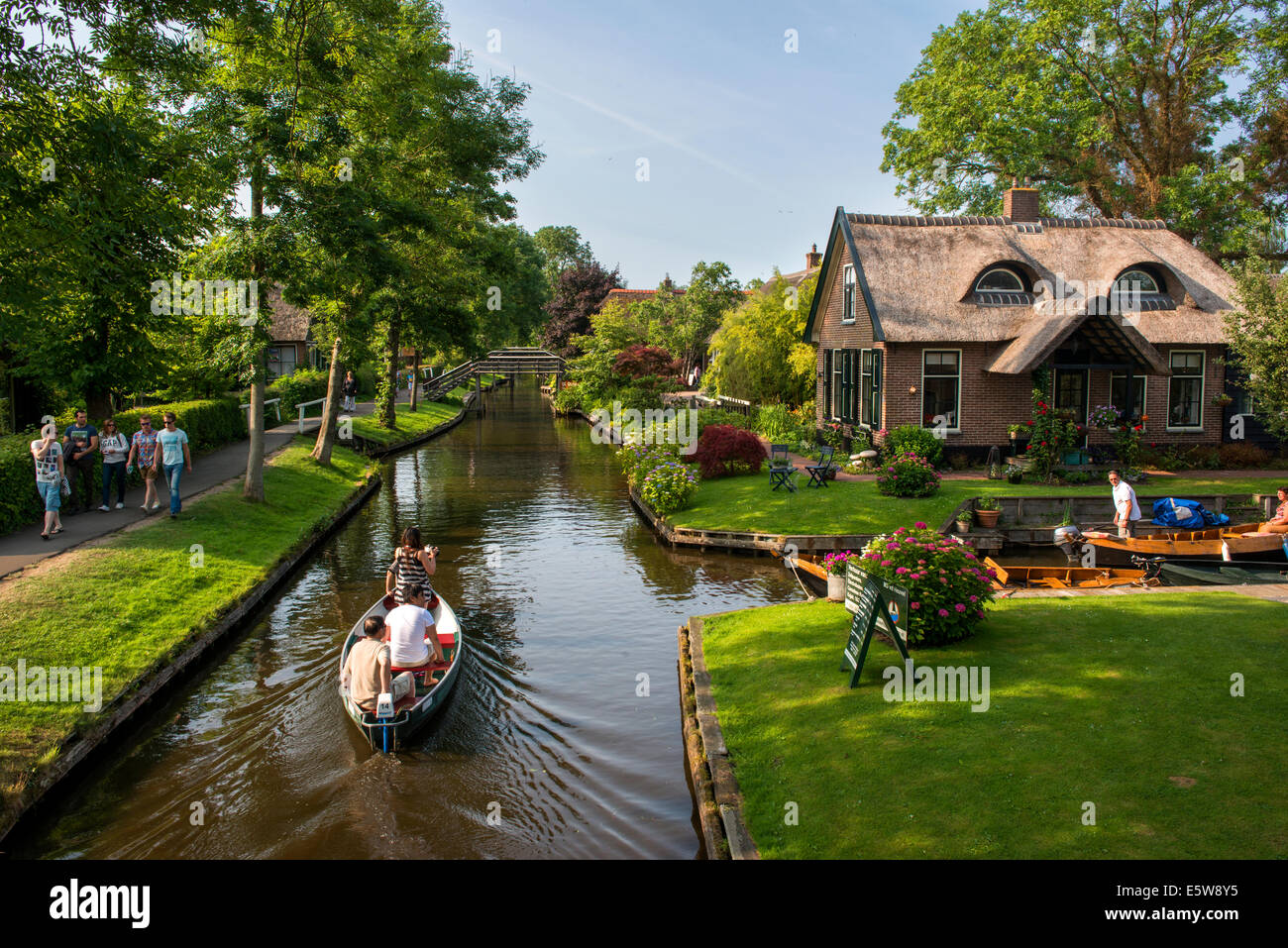 Bootstouren auf den Giethoorn-Kanälen in Flevoland, Niederlande Stockfoto