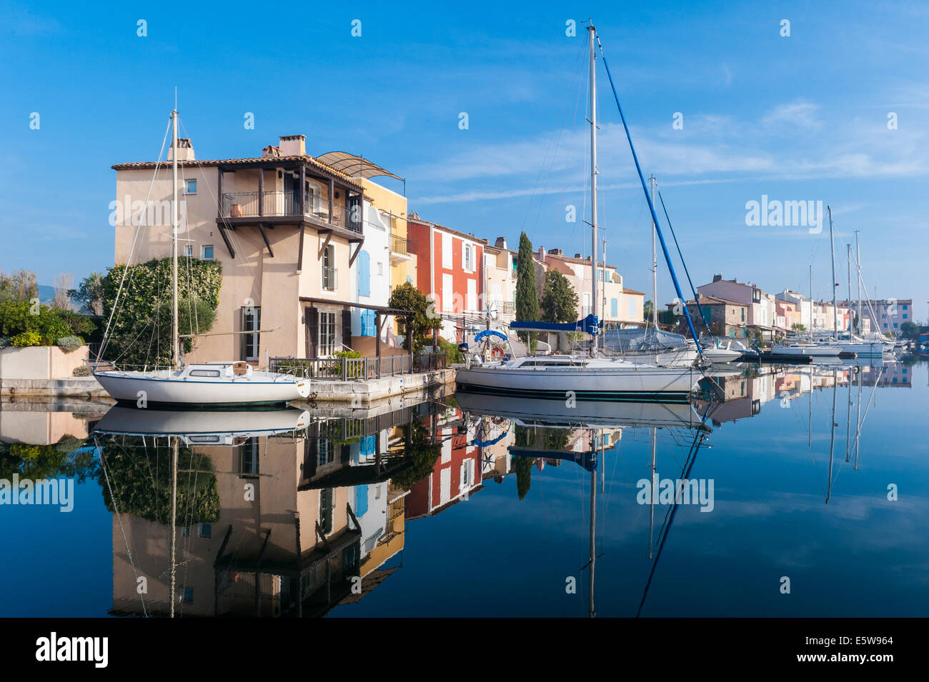 Ein Blick auf Port Grimaud, ein "kleines Venedig" im Süden von Frankreich, mit Jachten verankert sich im Wasser spiegelt Stockfoto