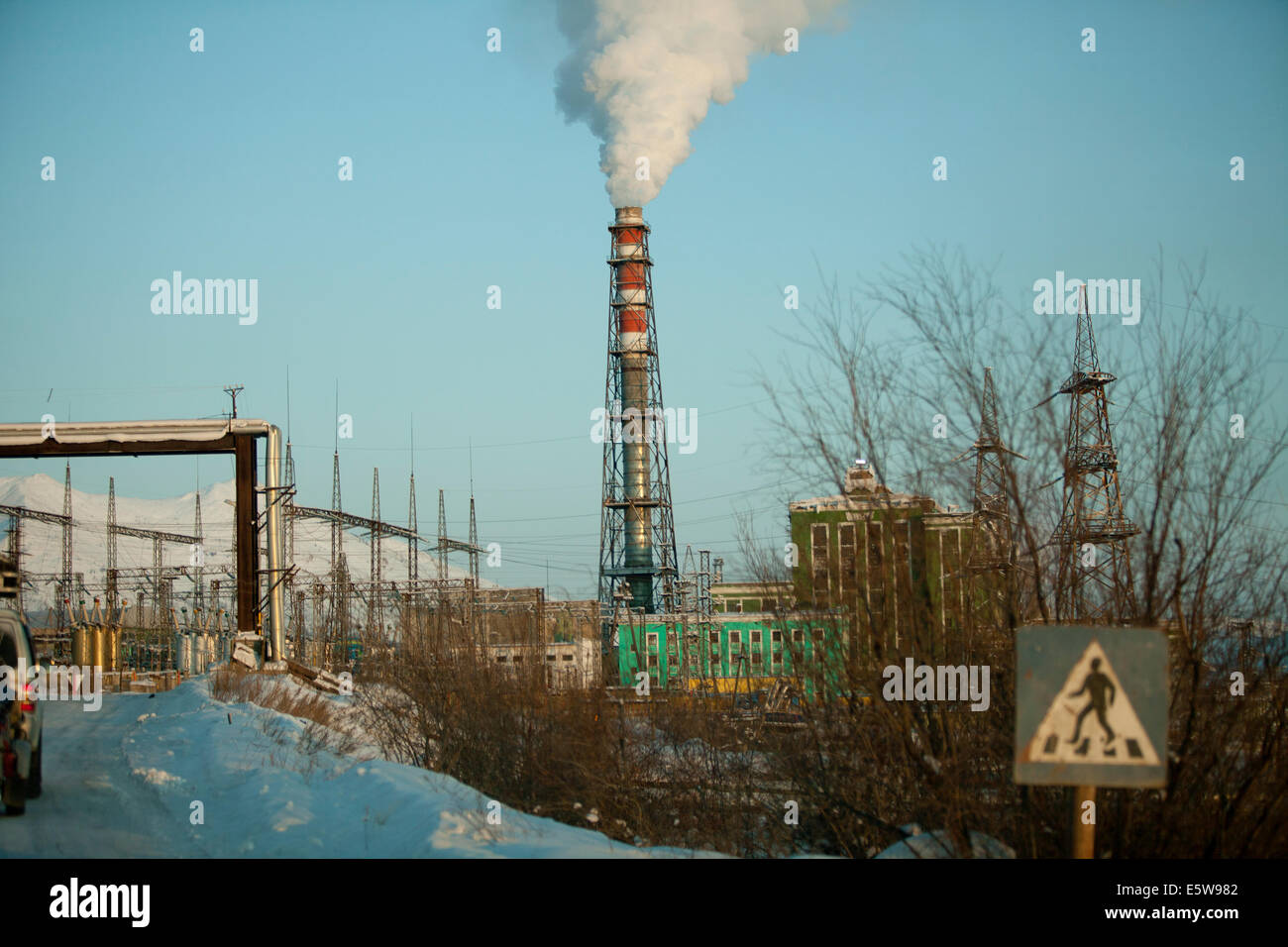 bunte Kraftwerk Schnee verlassen Russland Rauch Stockfoto