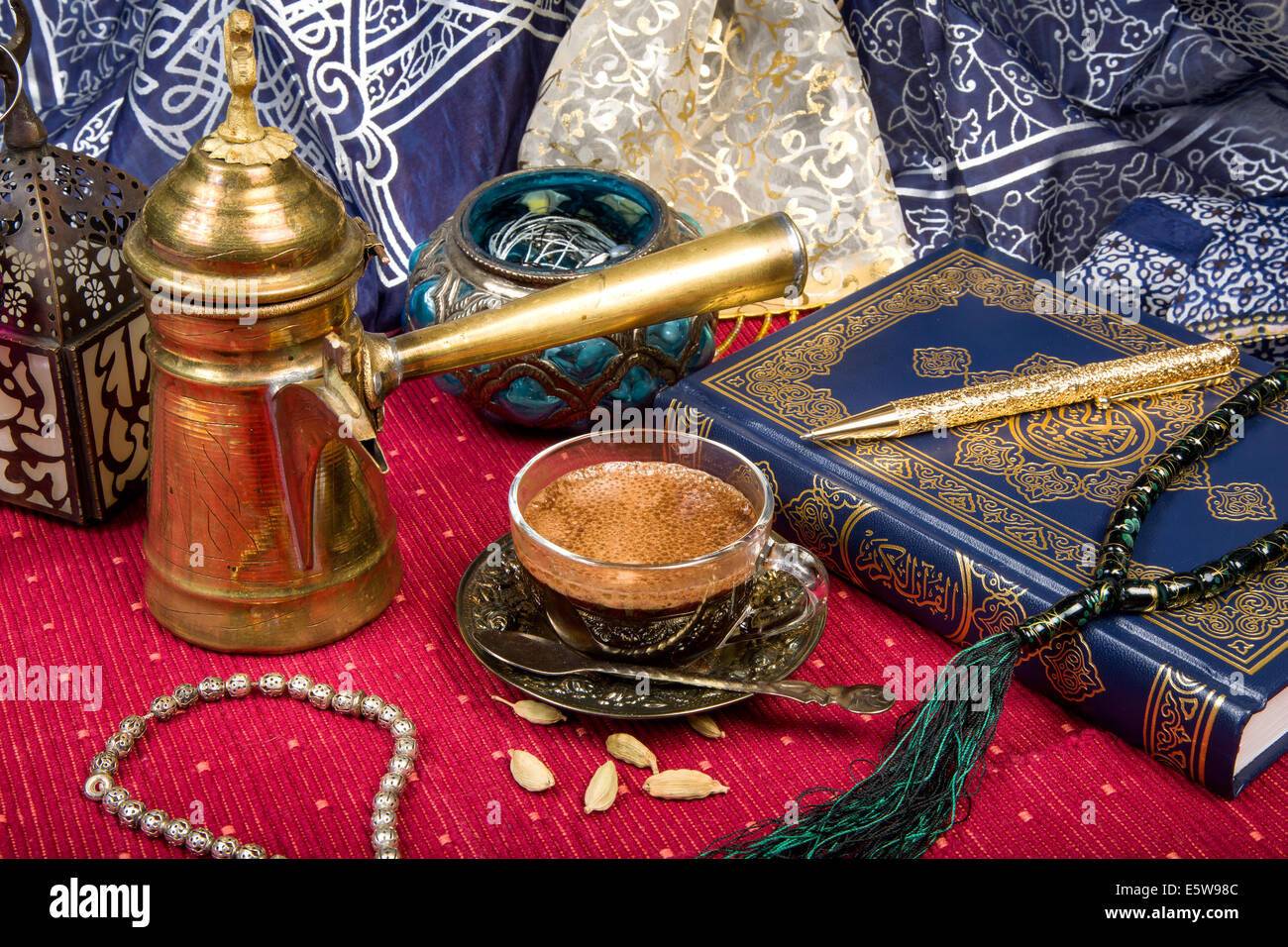 Traditioneller Arabischer Kaffee mit Kardamom Samen Stockfoto