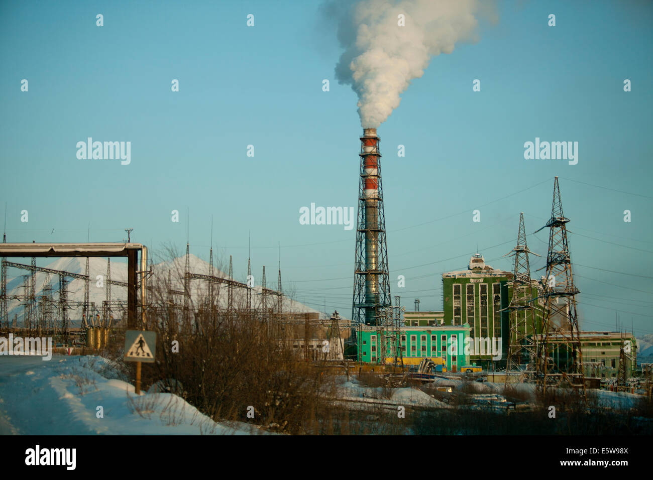 bunte Kraftwerk Schnee verlassen Russland Rauch Stockfoto