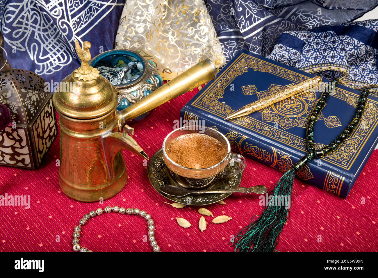 Traditioneller Arabischer Kaffee mit Kardamom Samen Stockfoto