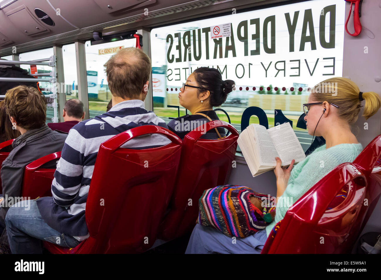 Melbourne Australien, Skybus, Flughafenbus, Reisebus, Innenraum, Passagierpassagiere Fahrer, Reiter, asiatische Frau weibliche Frauen, Mann Männer männlich, Ohrstöpsel, sma Stockfoto