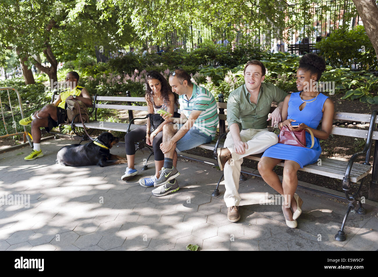 Junge Erwachsene genießen Sommertag im Washington Square Park in New York City, 2014. Stockfoto