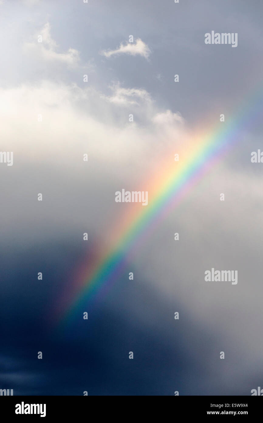 Regenbogen gegen stürmischen bewölktem Himmel über die kleine Bergstadt Salida, Colorado, USA Stockfoto