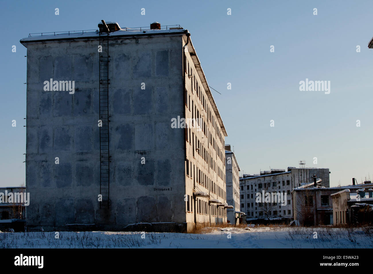 Russische Stadtgebäude blockieren Wohnungen Schnee verlassen Stockfoto