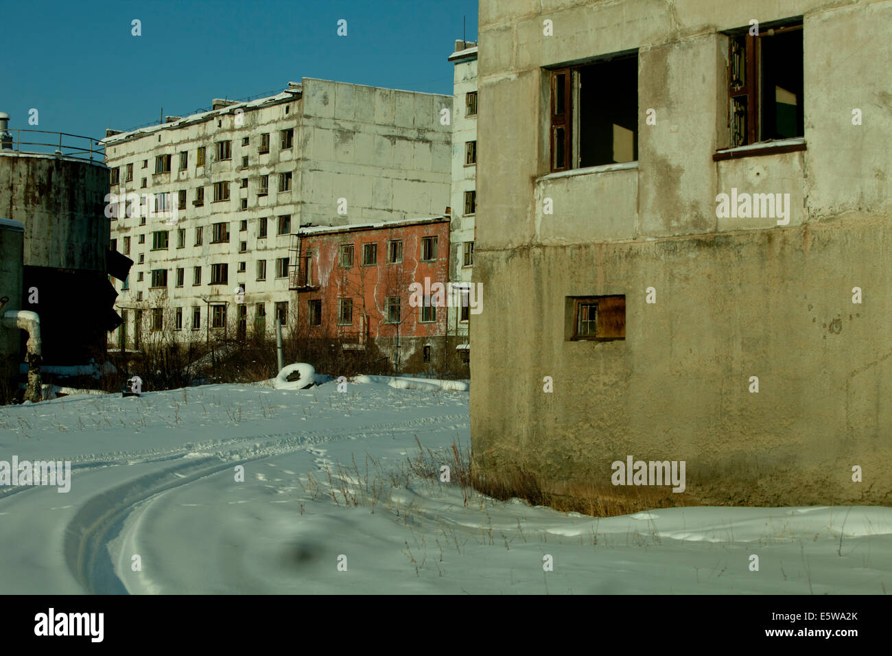 Russische Stadtgebäude blockieren Wohnungen Schnee verlassen Stockfoto