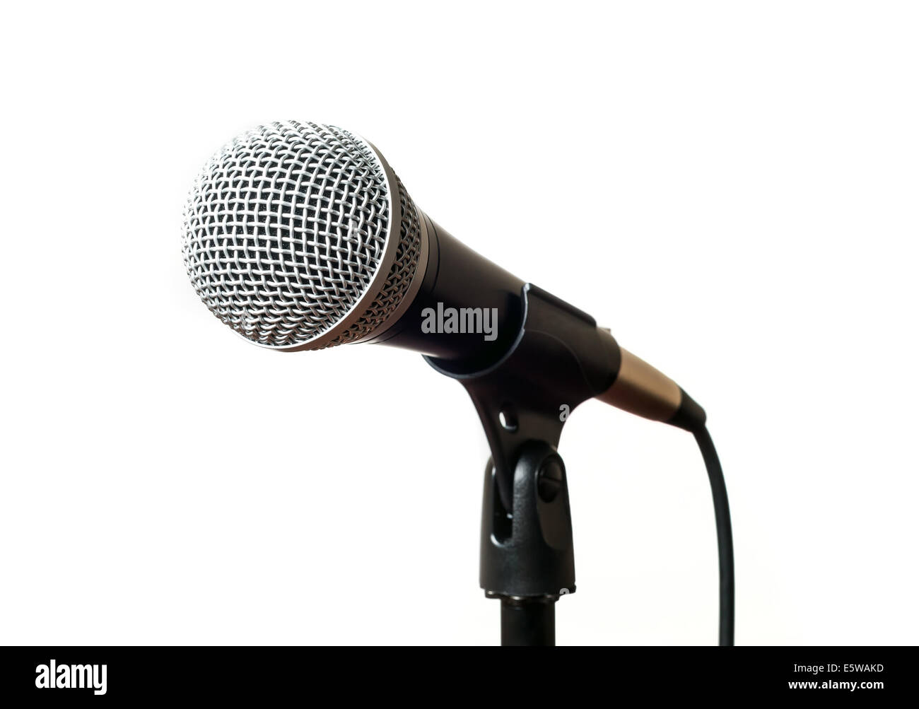 Mikrofon auf dem Messestand auf weißem Hintergrund Stockfoto