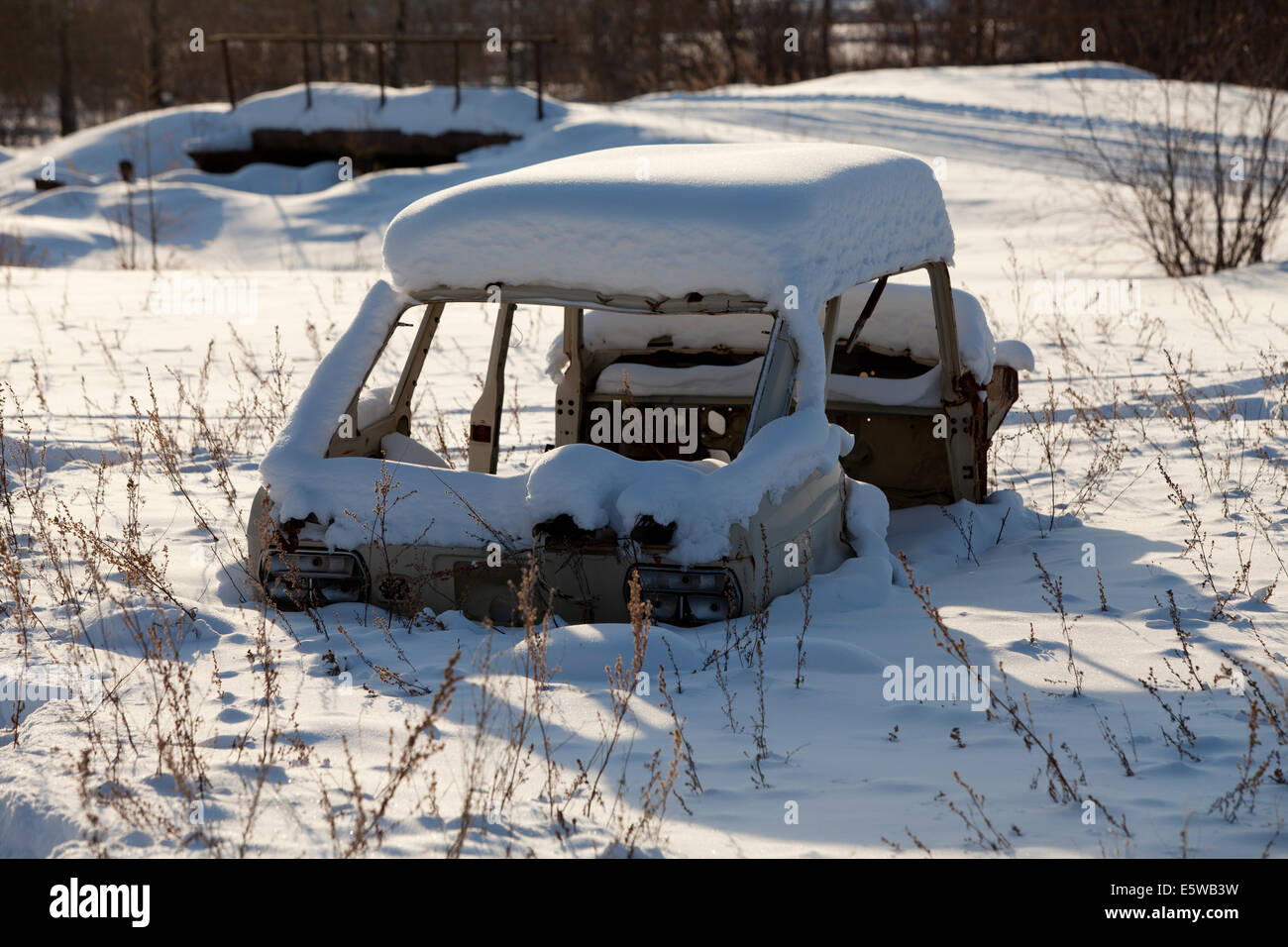 Verlassene Schnee driften verlassenes Auto Sonne gebrochen Stockfoto