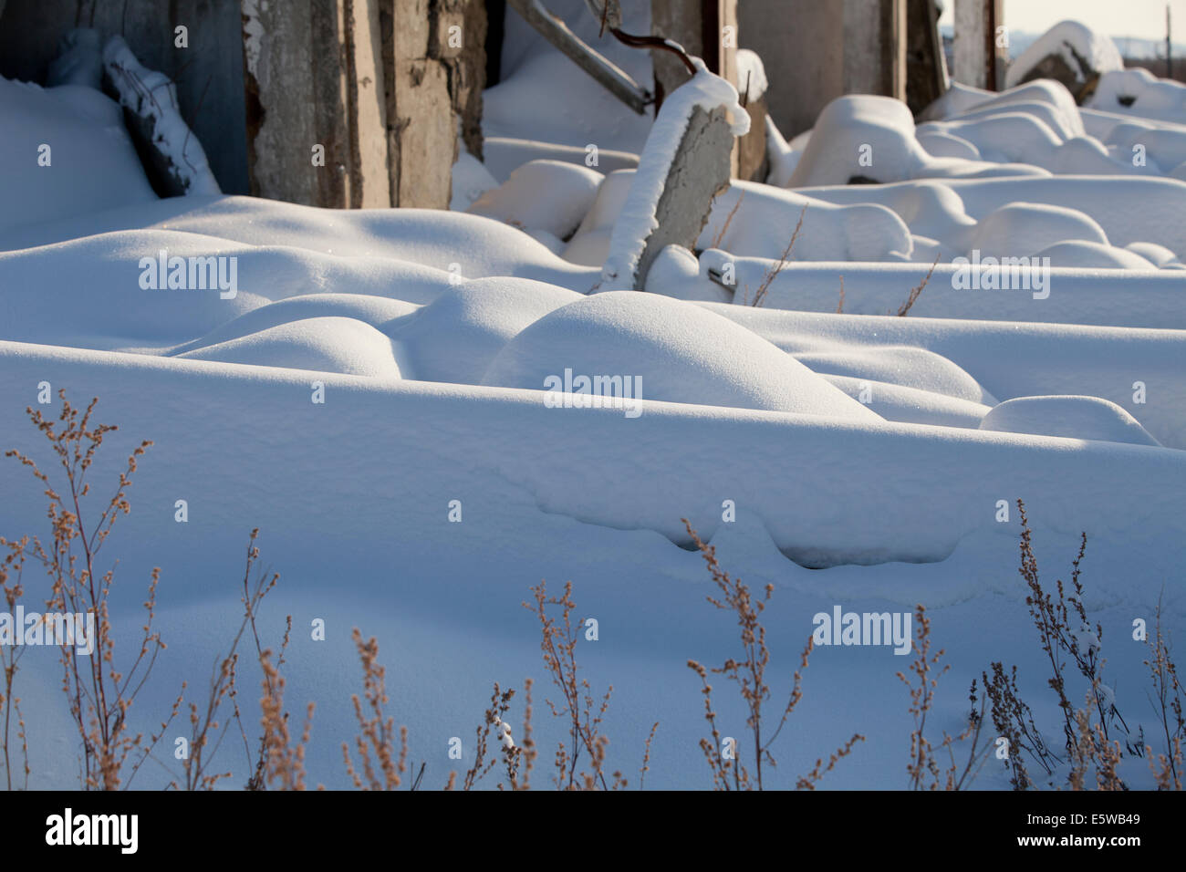 Schneeverfrachtung hölzernen Schuppen Gärten Stockfoto