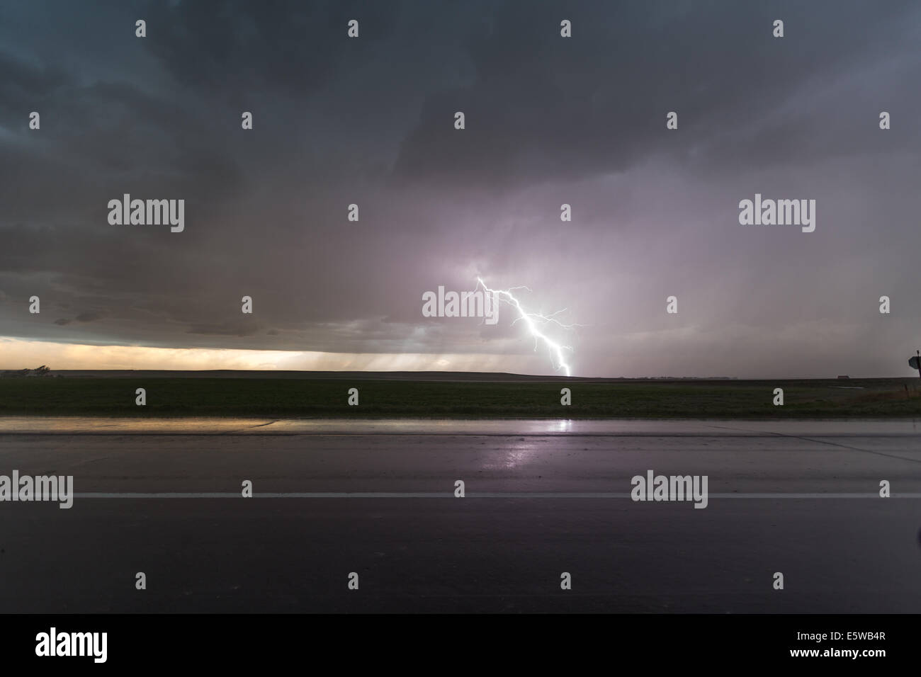 Den Boden von einem Frühling Zeit Prärie Gewitter im westlichen Nebraska trifft ein Blitz, eingehüllt in Regen Stockfoto