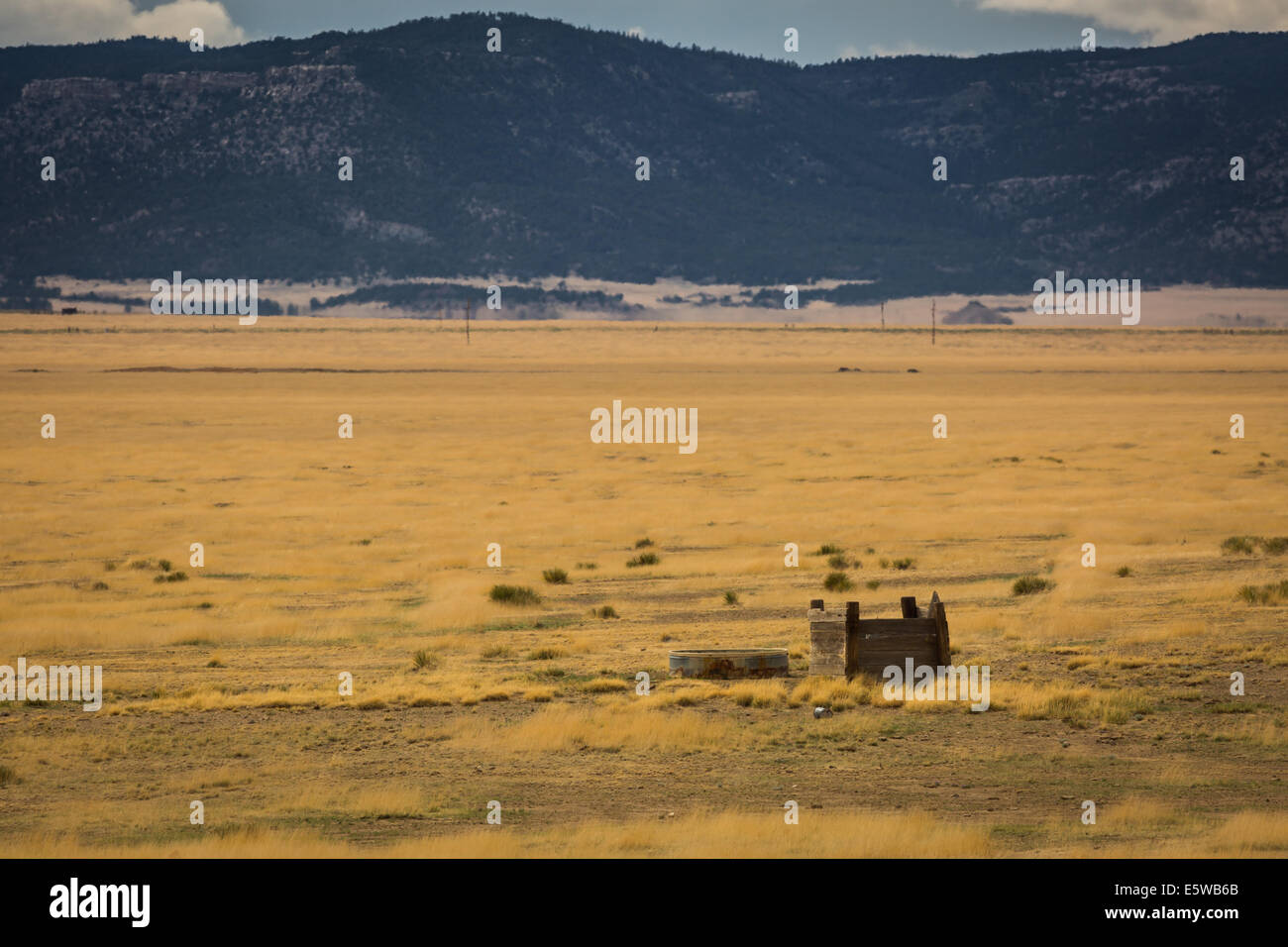 Die schöne ariden und abwechslungsreiche Wüstenlandschaft von New Mexico mit Bergen, Hügeln, Ebenen und einsame Straßen. Stockfoto