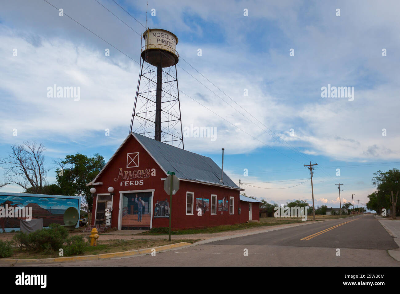 Der einsame Stadt Mosquero, New-Mexico hat eine bunte Scheune und Wasserturm aber ansonsten gleicht eine Geisterstadt Stockfoto