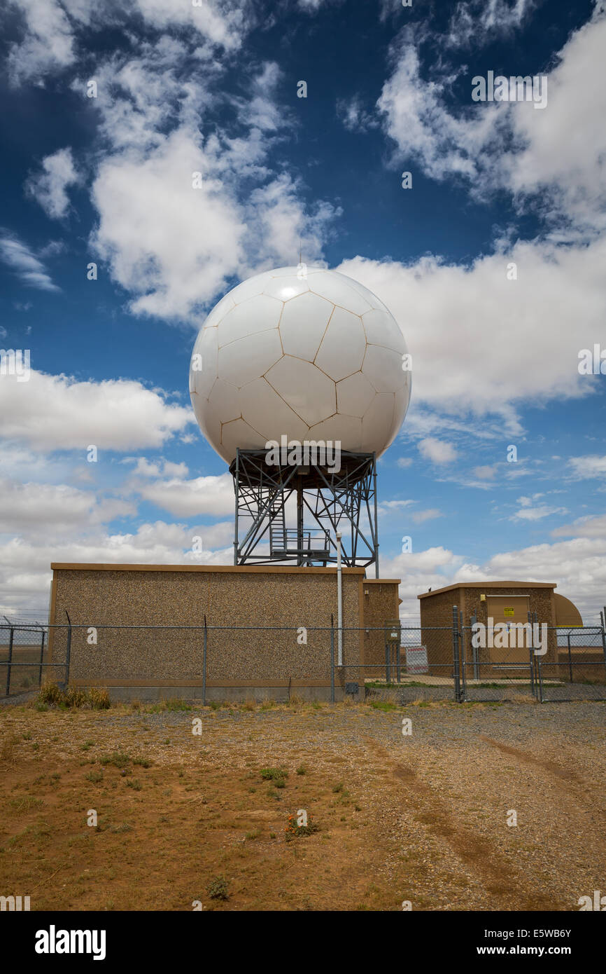 Nationaler Wetter-Service Cannon Air Force Base New Mexico Nexrad KFDX Radarkuppel und unterstützende Infrastruktur ist sichtbar. Stockfoto