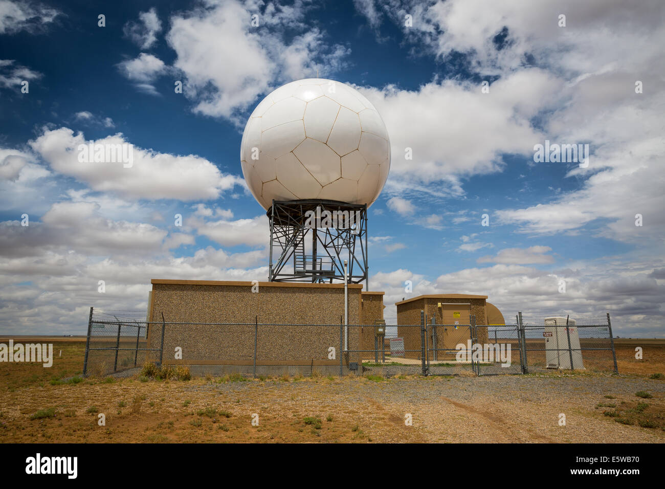 Nationaler Wetter-Service Cannon Air Force Base New Mexico Nexrad KFDX Radarkuppel und unterstützende Infrastruktur ist sichtbar. Stockfoto