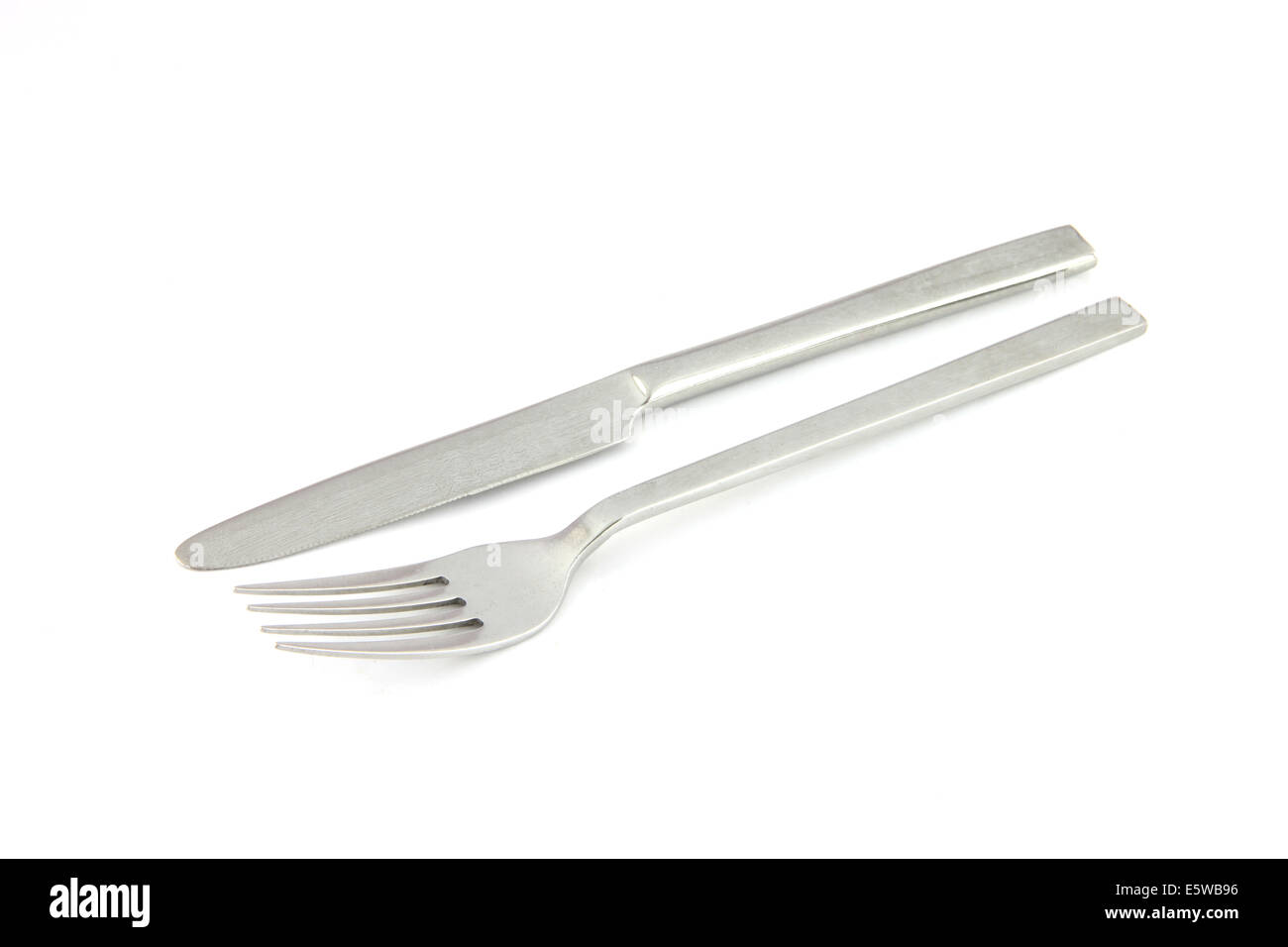 Gabel und Messer aus rostfreiem Stahl auf weißem Hintergrund. Stockfoto
