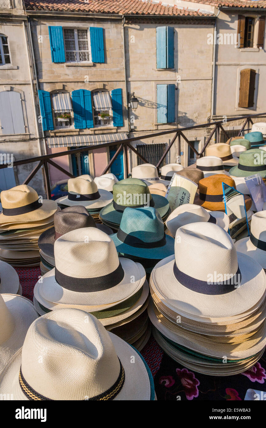 Hüte für den Verkauf in der Nähe von Place De La République, Arles, France. JMH6266 Stockfoto