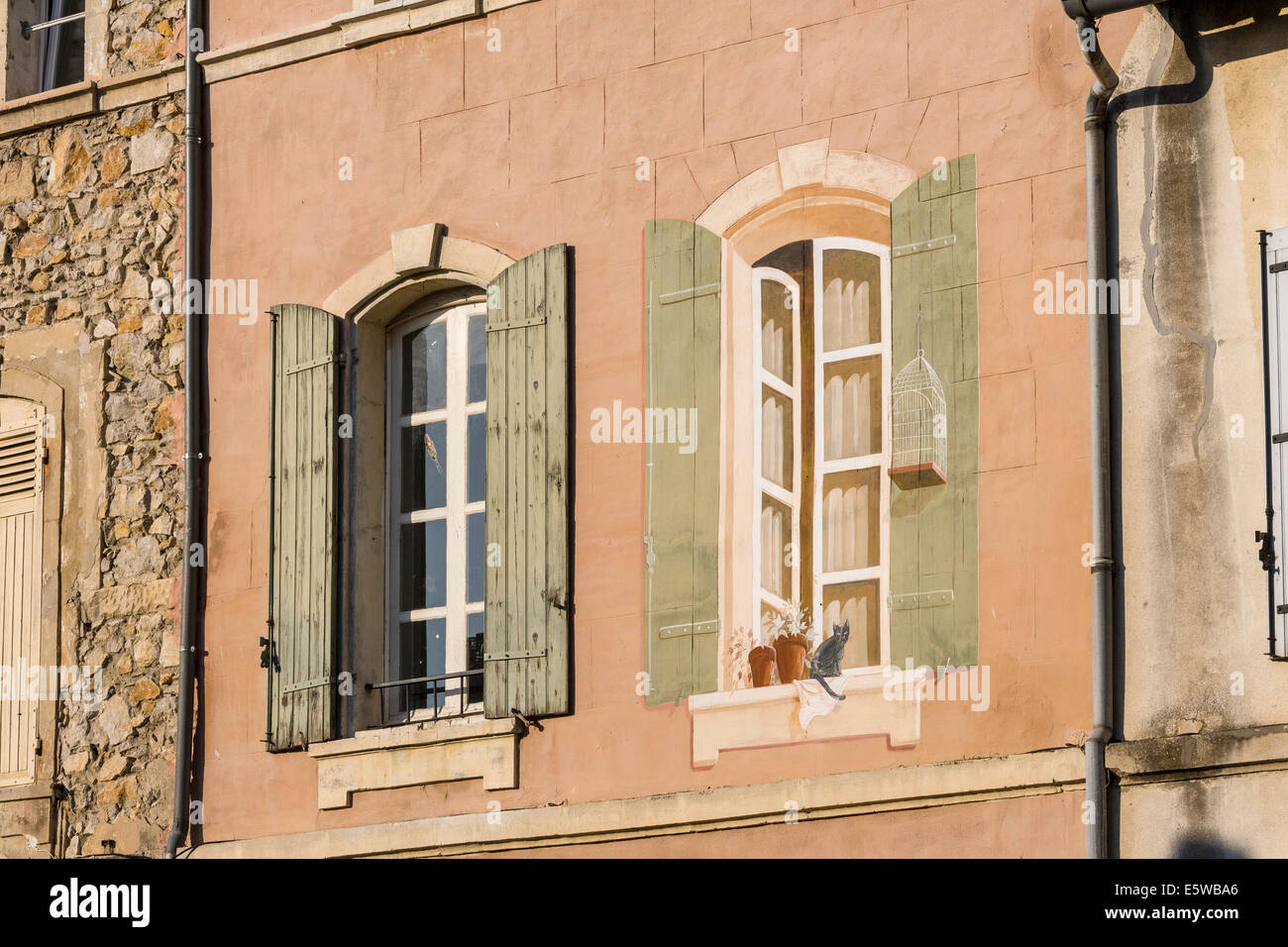 Trompe l ' oeil oder optische Täuschung zusätzliche Fenster in Place De La République, Arles, Frankreich. JMH6268 Stockfoto
