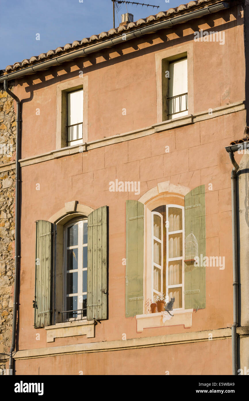 Trompe l ' oeil oder optische Täuschung zusätzliche Fenster in Place De La République, Arles, Frankreich. JMH6269 Stockfoto