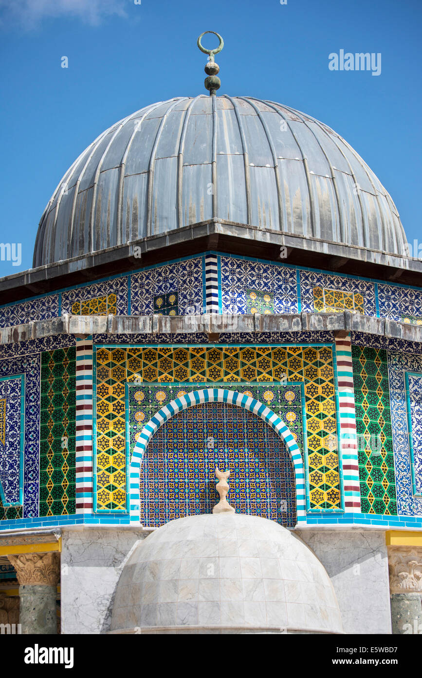 Nahaufnahme der reich verzierten Kuppel der Kette in der Al-Aqsa-Komplex, Jerusalem, Israel. Stockfoto