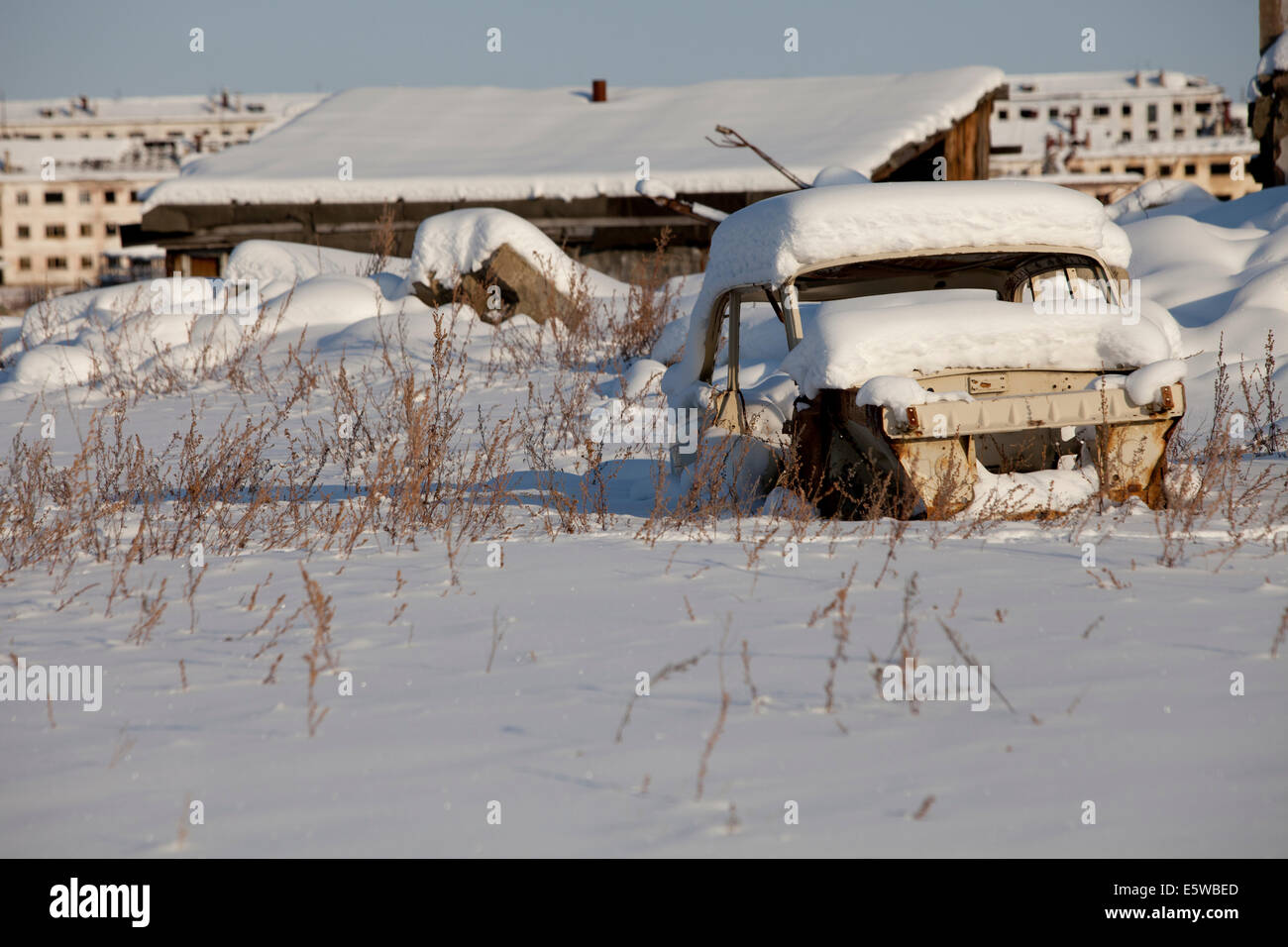 Verlassene Schnee Drift Auto Maschinen unterteilt LKW Stockfoto