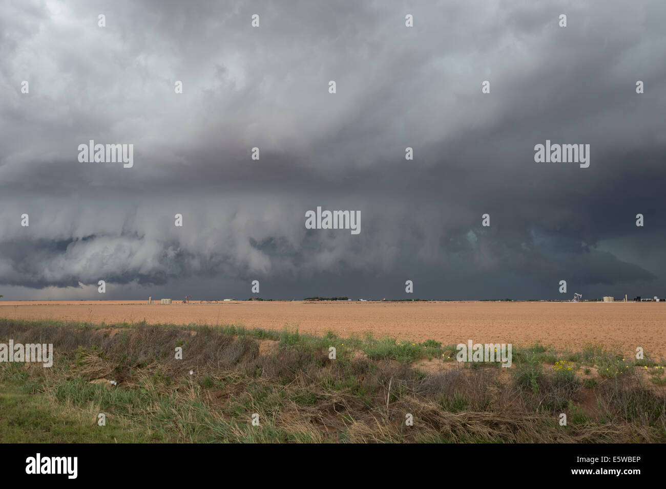 Eine Leistung Superzelle Gewitter mit einem Regen gewickelt EF-1 Tornado Bären nach unten auf die Gemeinschaft der Big Spring, Texas. Stockfoto