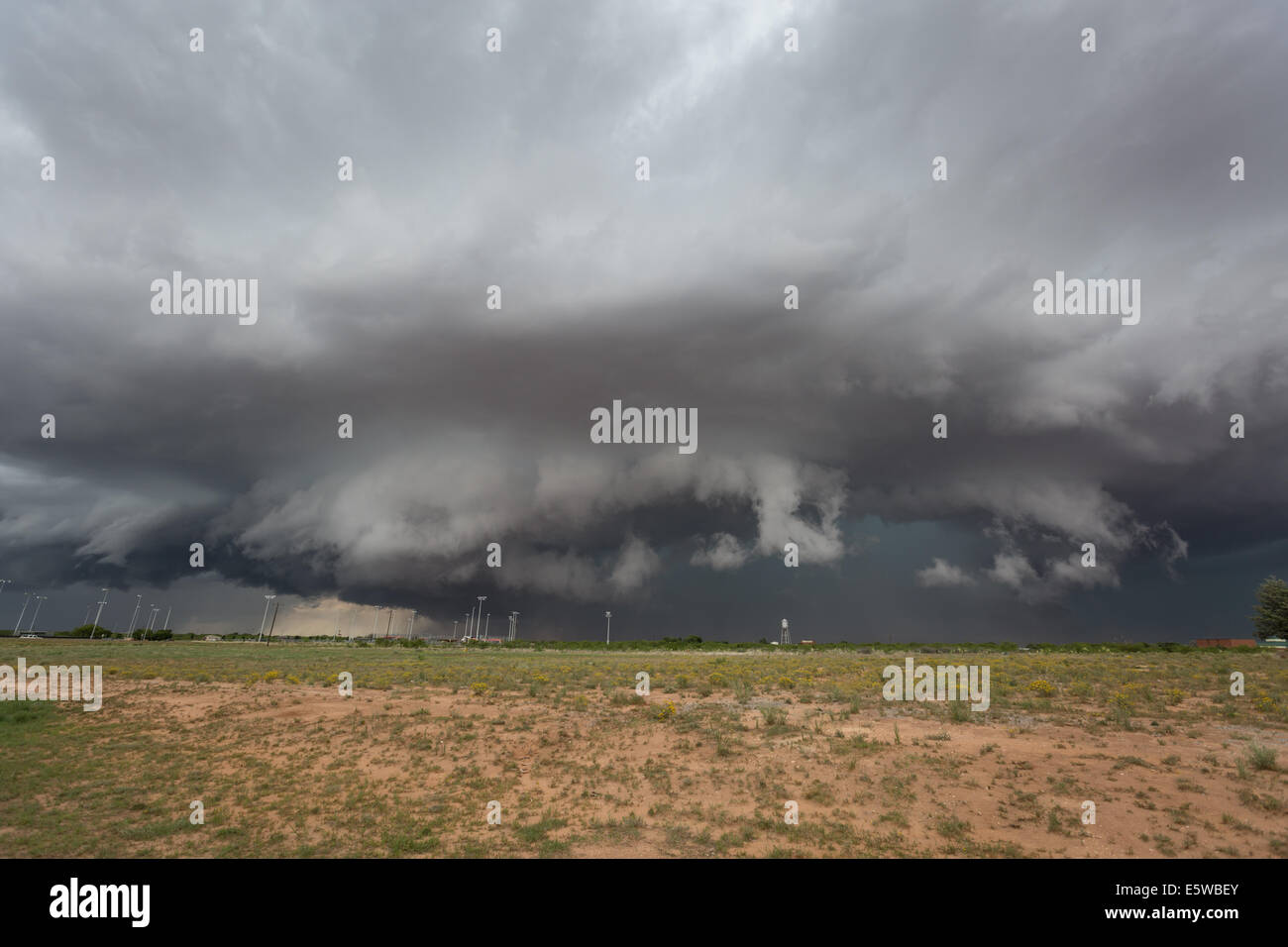 Eine Leistung Superzelle Gewitter mit einem Regen gewickelt EF-1 Tornado Bären nach unten auf die Gemeinschaft der Big Spring, Texas. Stockfoto