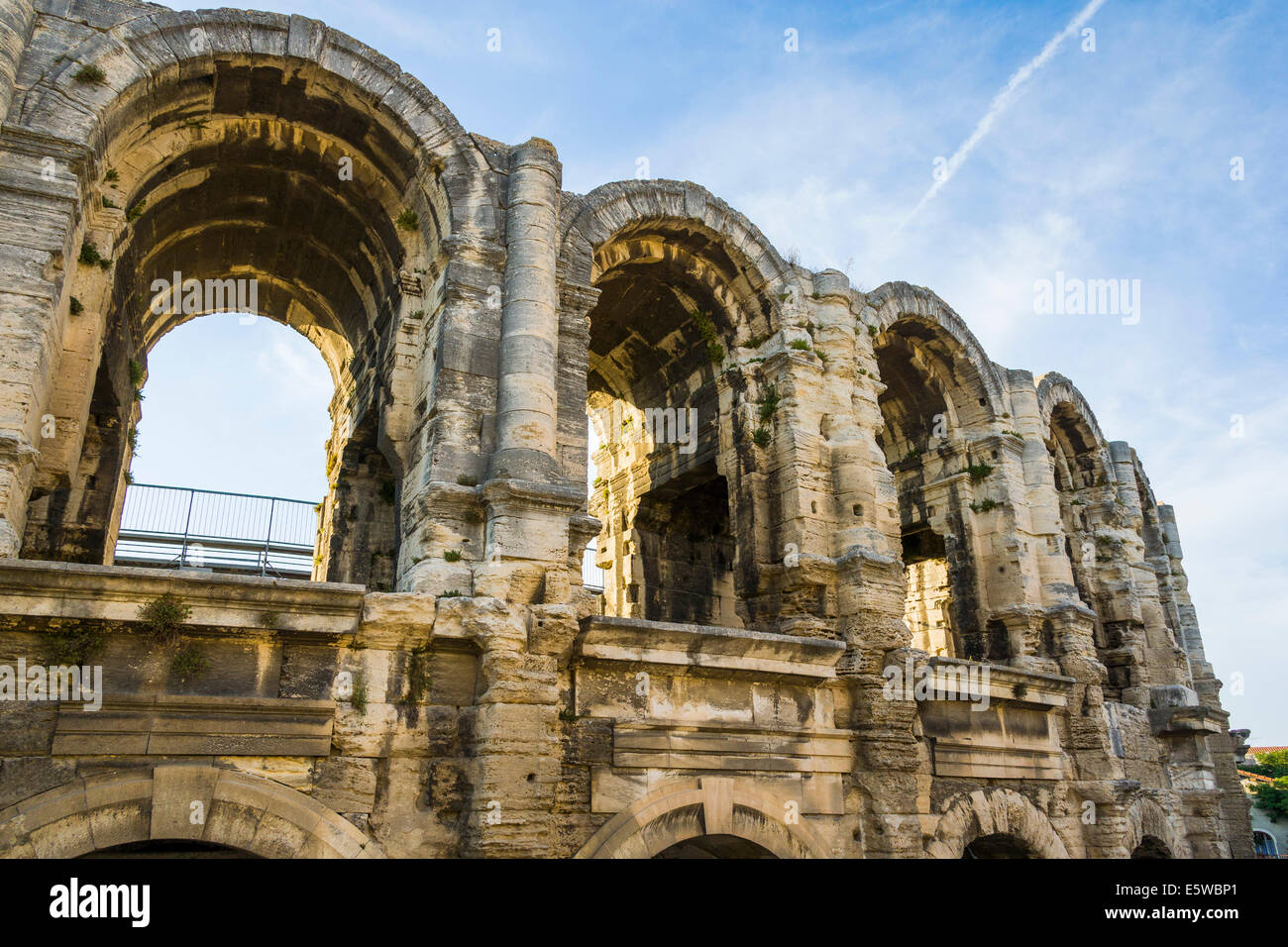 Exterieur des Amphitheater oder Aromaten, Arles, Frankreich. JMH6275 Stockfoto