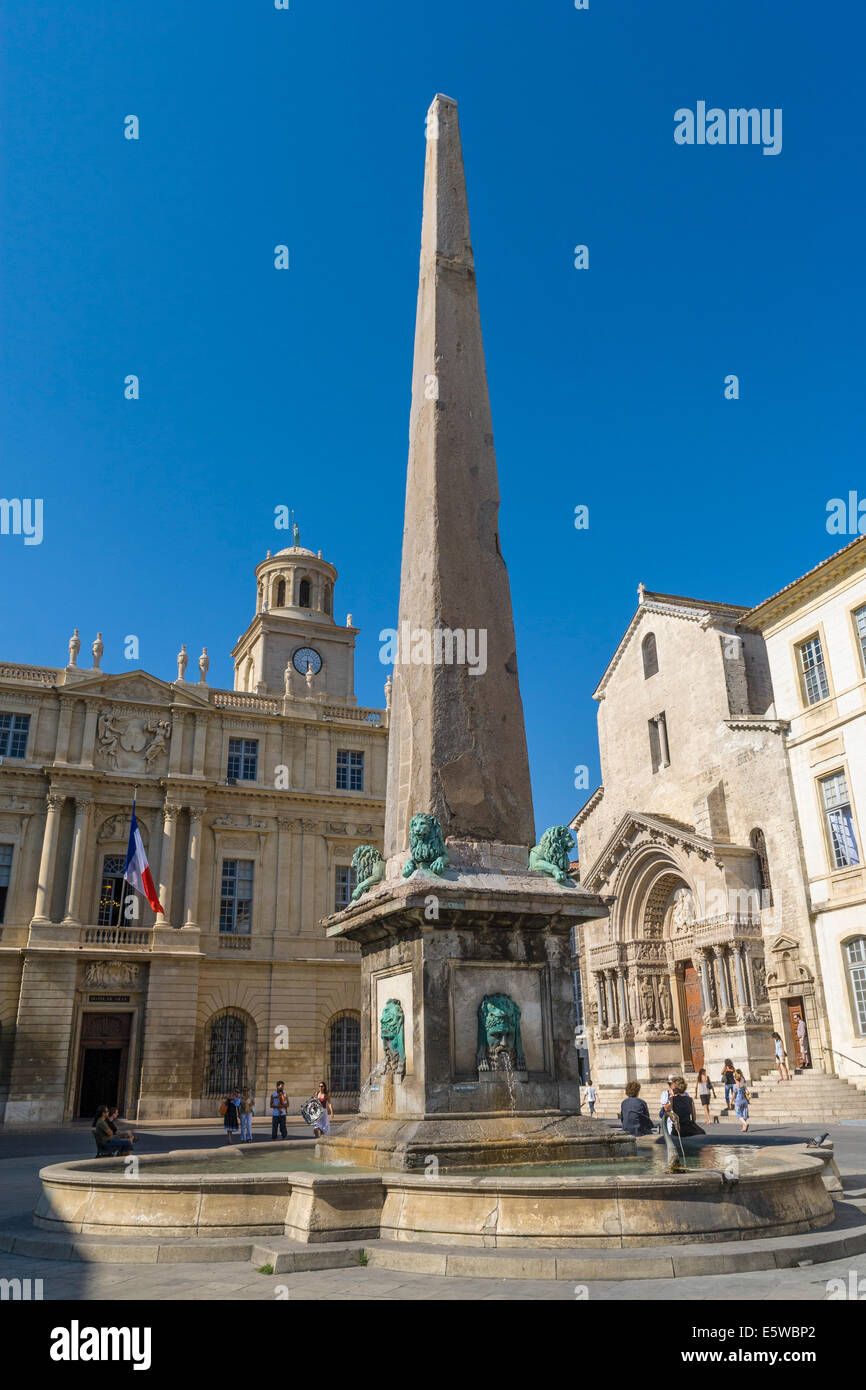 Obelisk der Place De La République, Arles, France. JMH6276 Stockfoto