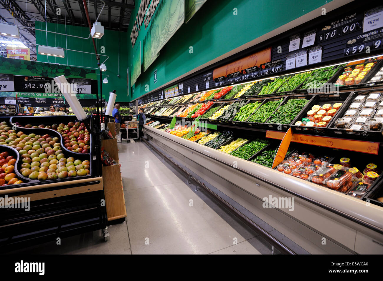 Superama-Lebensmittelgeschäft heißt jetzt Walmart Express in Acapulco, Mexiko. Man kann online bestellen und Sachen liefern lassen. Stockfoto