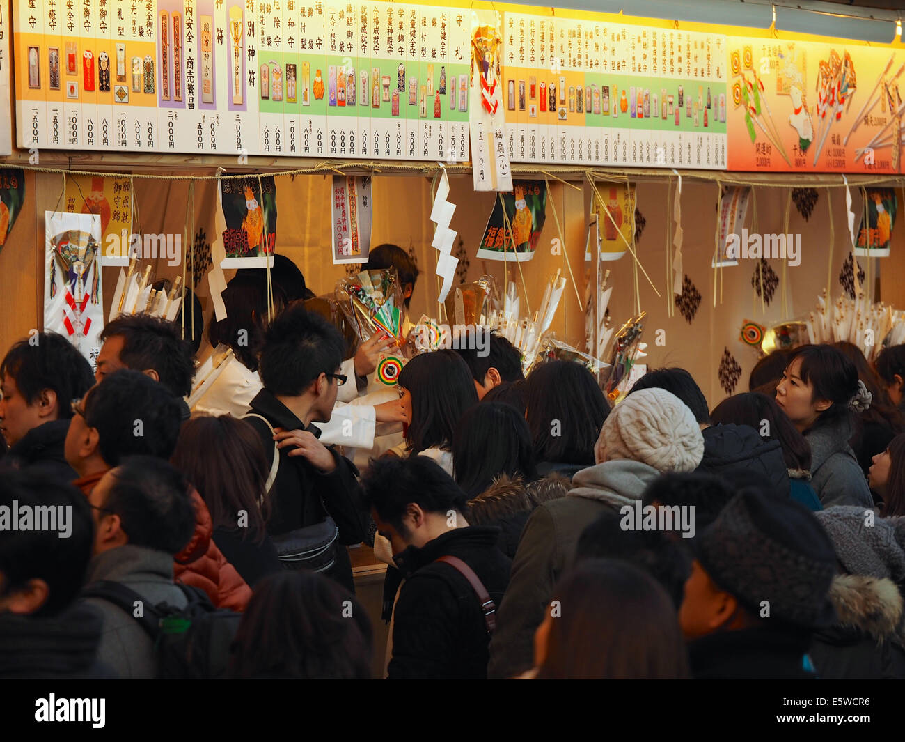 Menge Queuing zu Glücksbringer (des) in der Meiji Jingu kaufen-ji-Schrein während den 1. Tag des Japanischen neues Jahr. Stockfoto