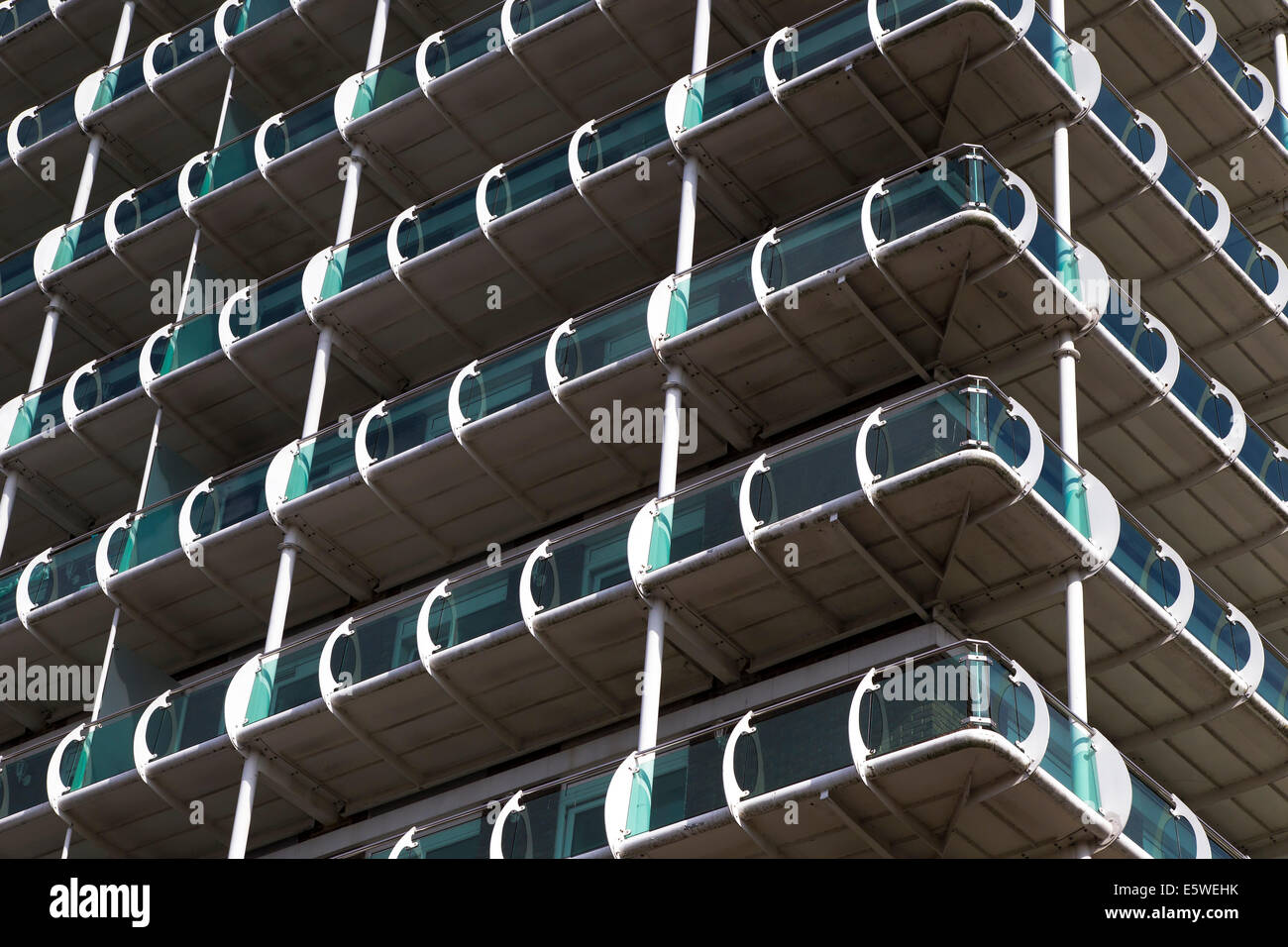 Hochhaus Mit Glasfront Veranden Gehwege Stockfotografie Alamy