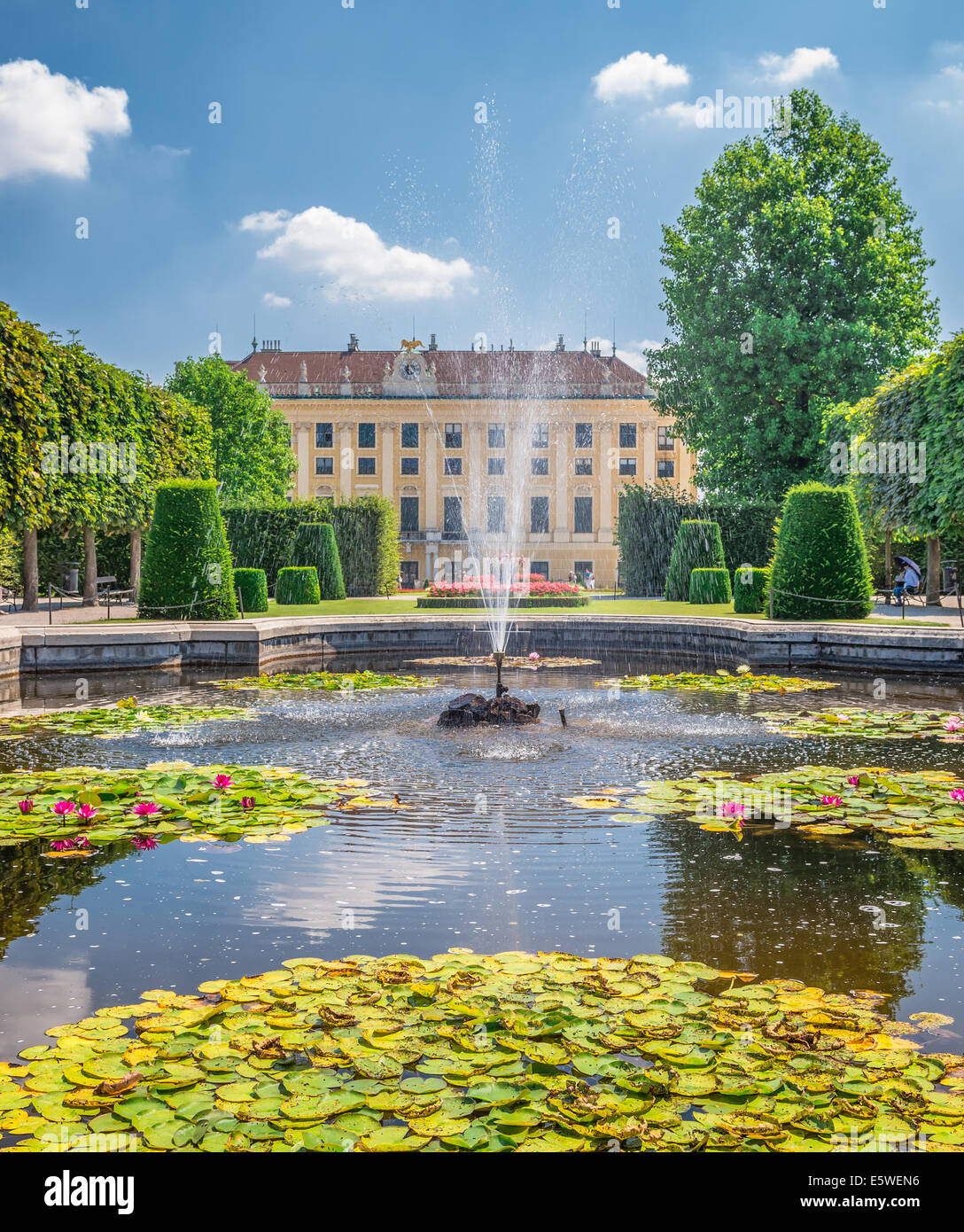Springbrunnen im Park hinter dem Schloss Schönbrunn in Wien Stockfoto