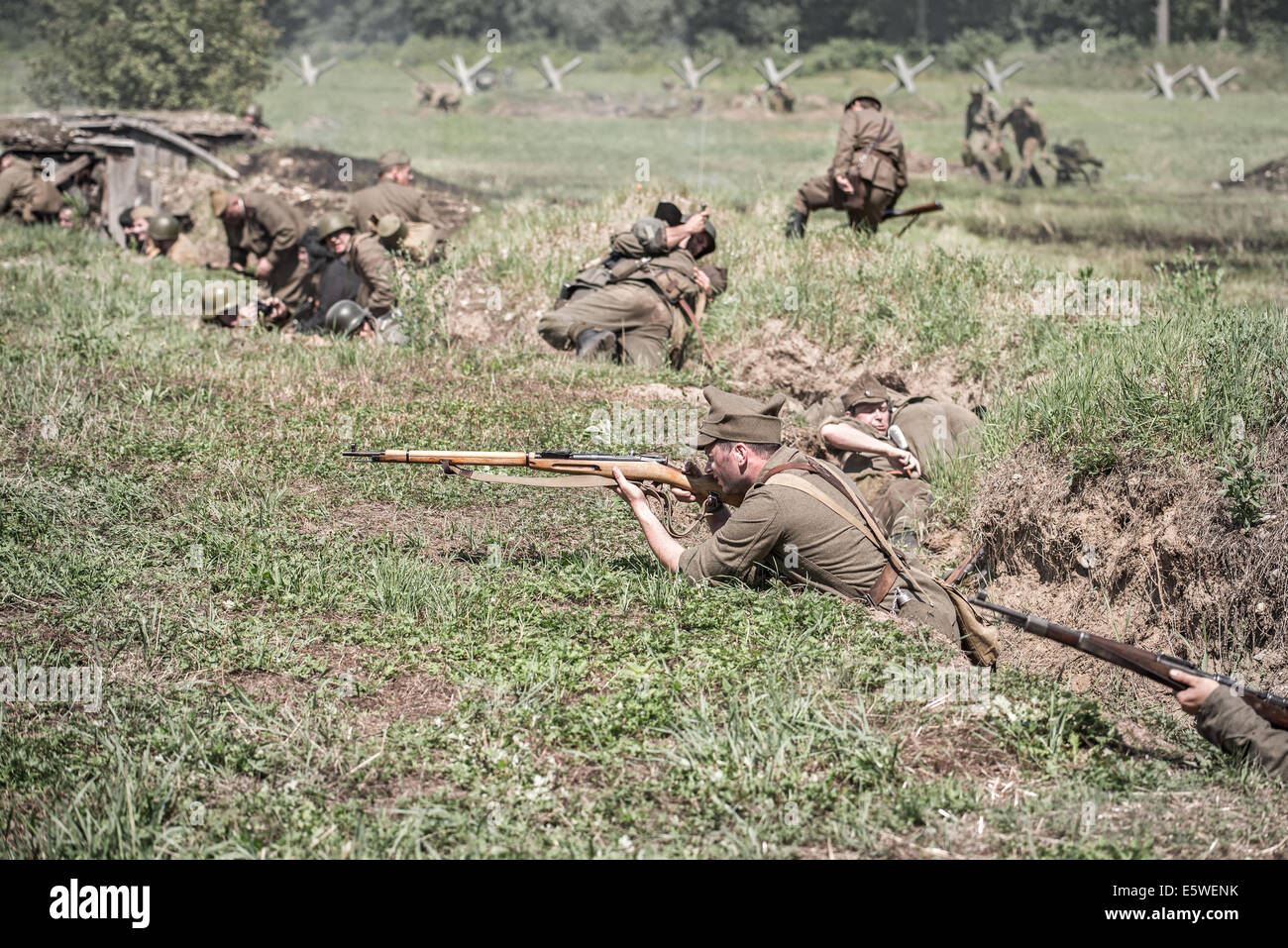 Rekonstruktion eines zweiten Weltkrieges Kampfes zwischen roter Armee und Wehrmacht. Stockfoto