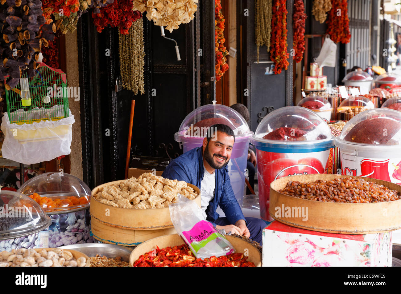 Verkäufer in den Basar, Bazaar District, Gaziantep, Südost-Anatolien-Region, Südostanatolien, Türkei Stockfoto