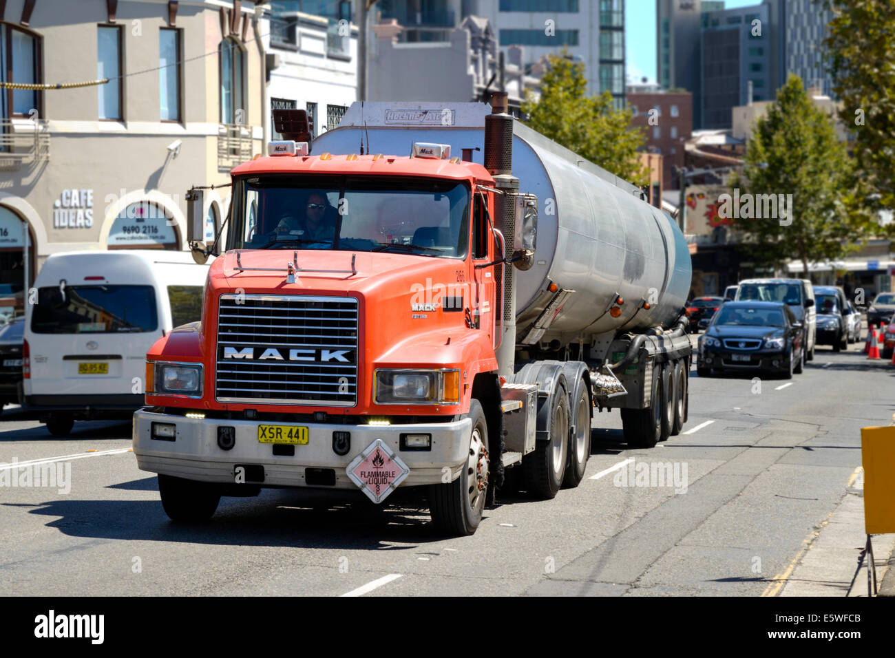 Großen knickgelenkten Tankwagen (Sattelauflieger) auf einer städtischen Straße Stockfoto
