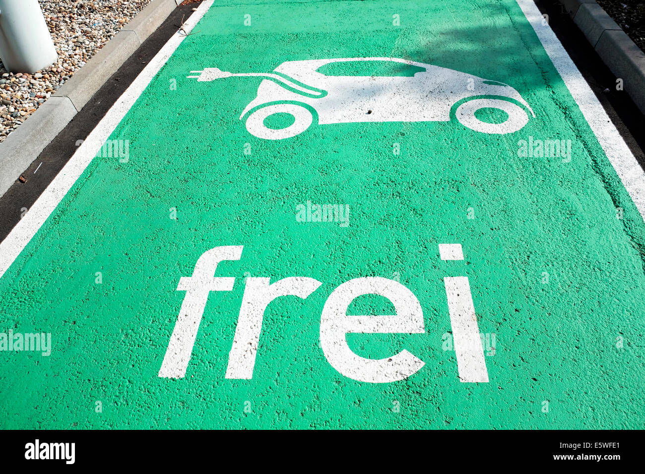 Parkplatz in eine Ladestation für Elektroautos, Frankfurt Am Main, Hessen, Deutschland Stockfoto