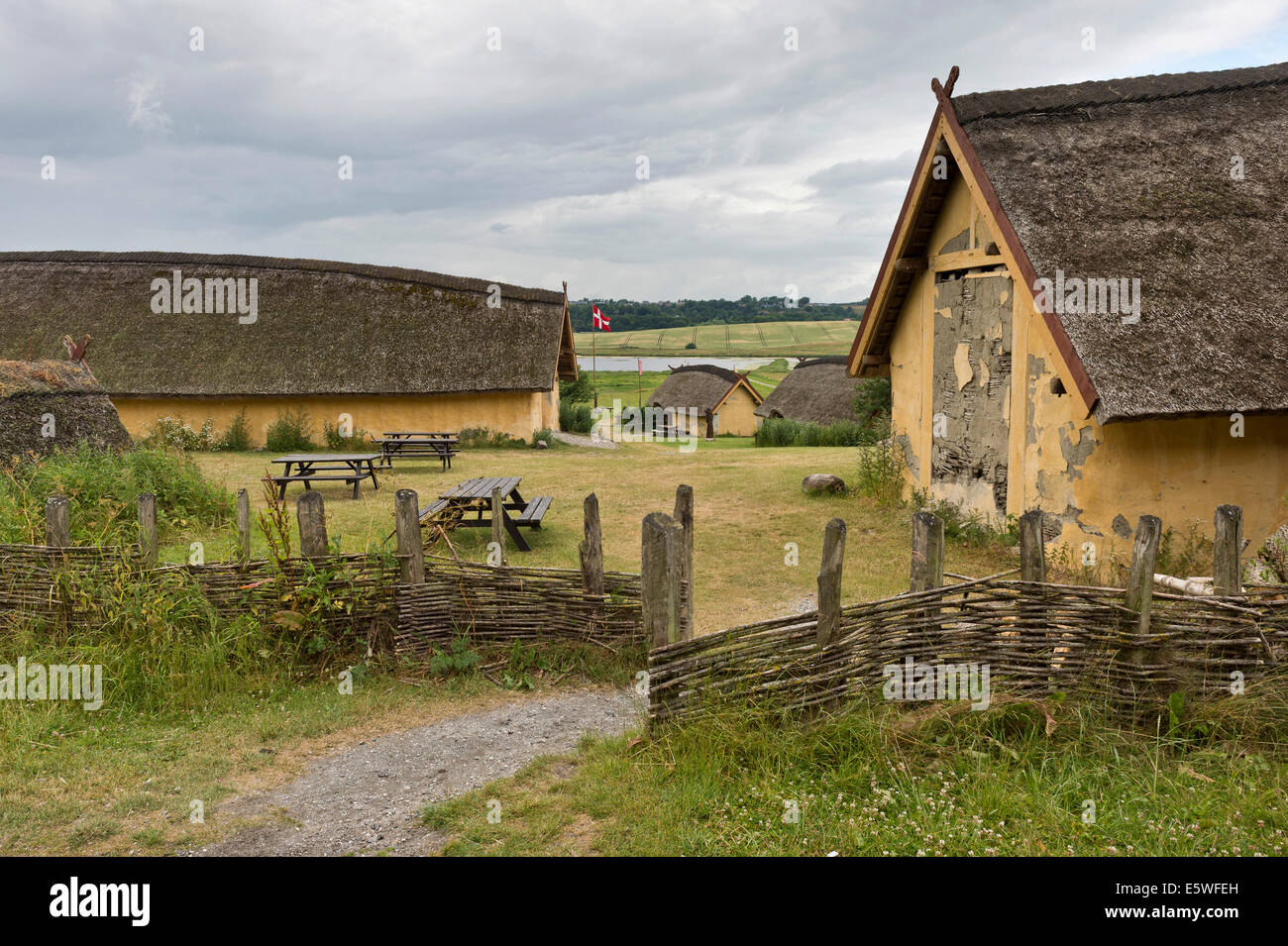 Rekonstruierten Bauernhof mit neun Häuser eines groß angelegten Bauern aus der Wikingerzeit, Viking Center Fyrkat, Fyrkat, Hobro, Dänemark Stockfoto
