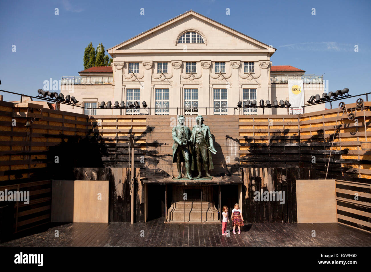 Das Goethe-Schiller-Denkmal im Rahmen einer Theater szenische Gestaltung und Deutsches Nationaltheater in Weimar, Thüringen, Deutschland Stockfoto