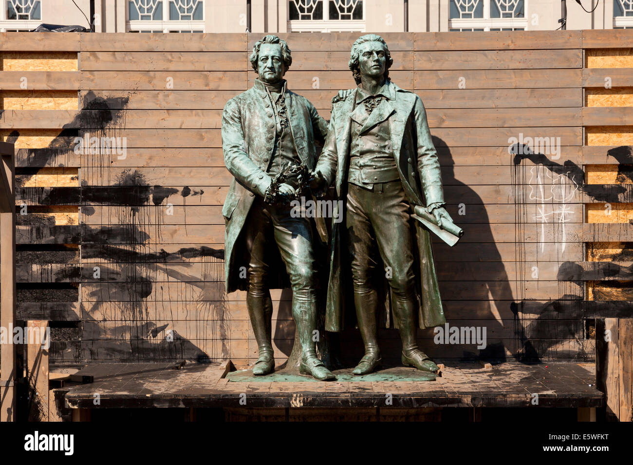 Das Goethe-Schiller-Denkmal im Rahmen eines Theaters szenische Gestaltung in Weimar, Thüringen, Deutschland, Europa Stockfoto