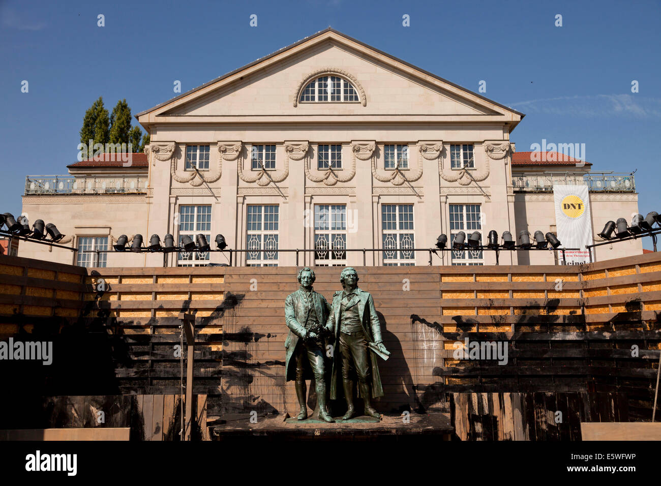 Das Goethe-Schiller-Denkmal im Rahmen einer Theater szenische Gestaltung und Deutsches Nationaltheater in Weimar, Thüringen, Deutschland Stockfoto