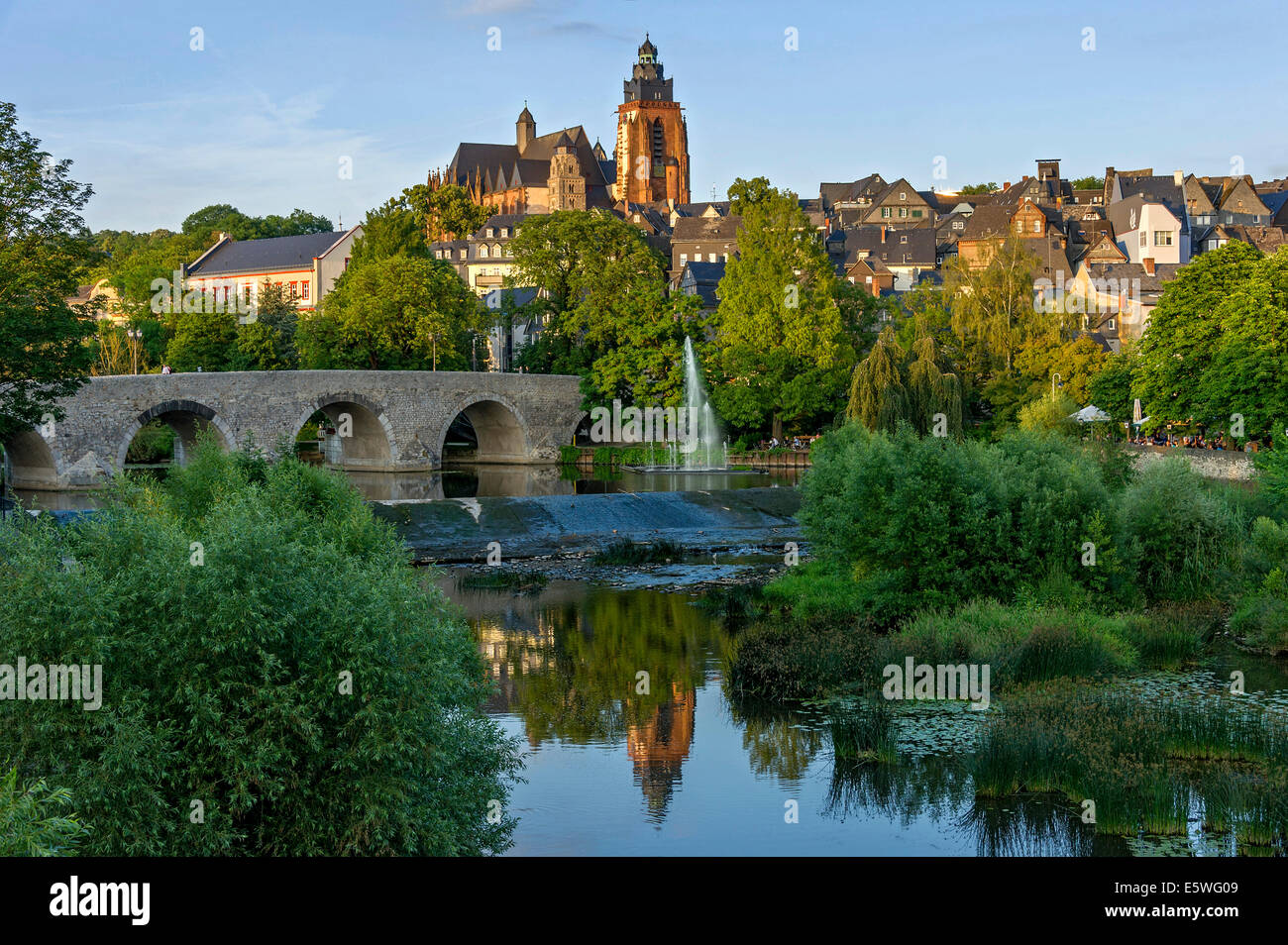Wetzlar-Kathedrale, alte Lahn Brücke, Brunnen der Wasserorgel, Lahn Fluss, Altstadt, Wetzlar, Hessen, Deutschland Stockfoto
